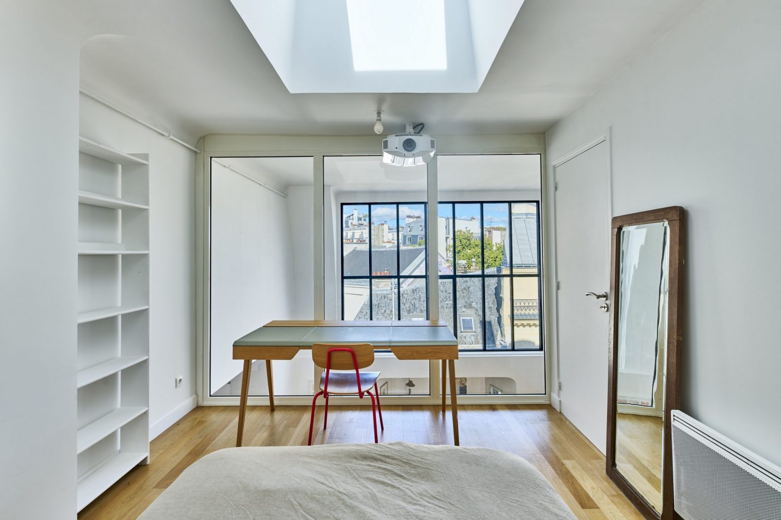chambre sur mezzanine vitrée appartement en duplex Paris Photo: © Julien Krede