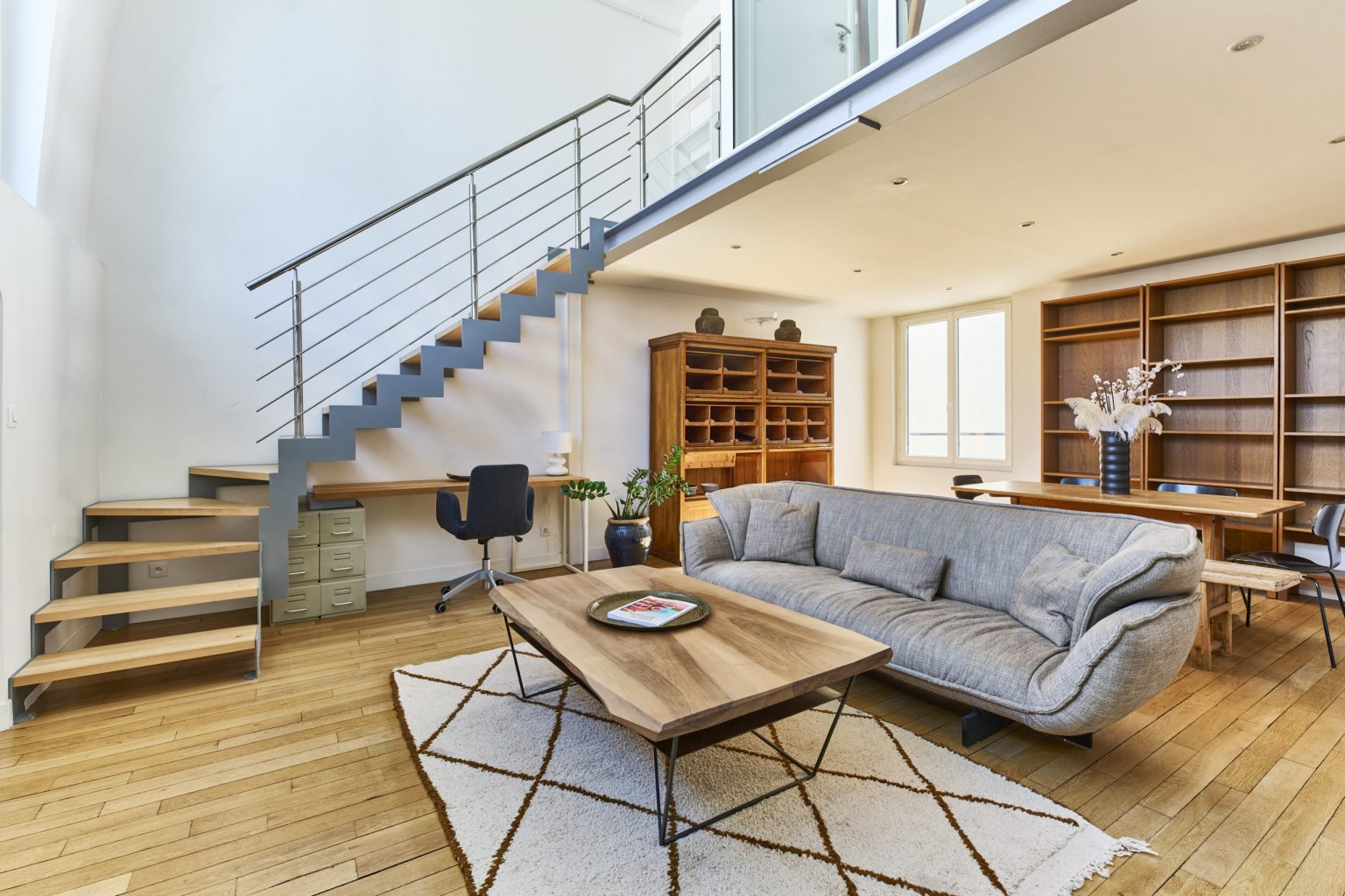 salon décoration contemporaine appartement en duplex Paris Photo: © Julien Krede