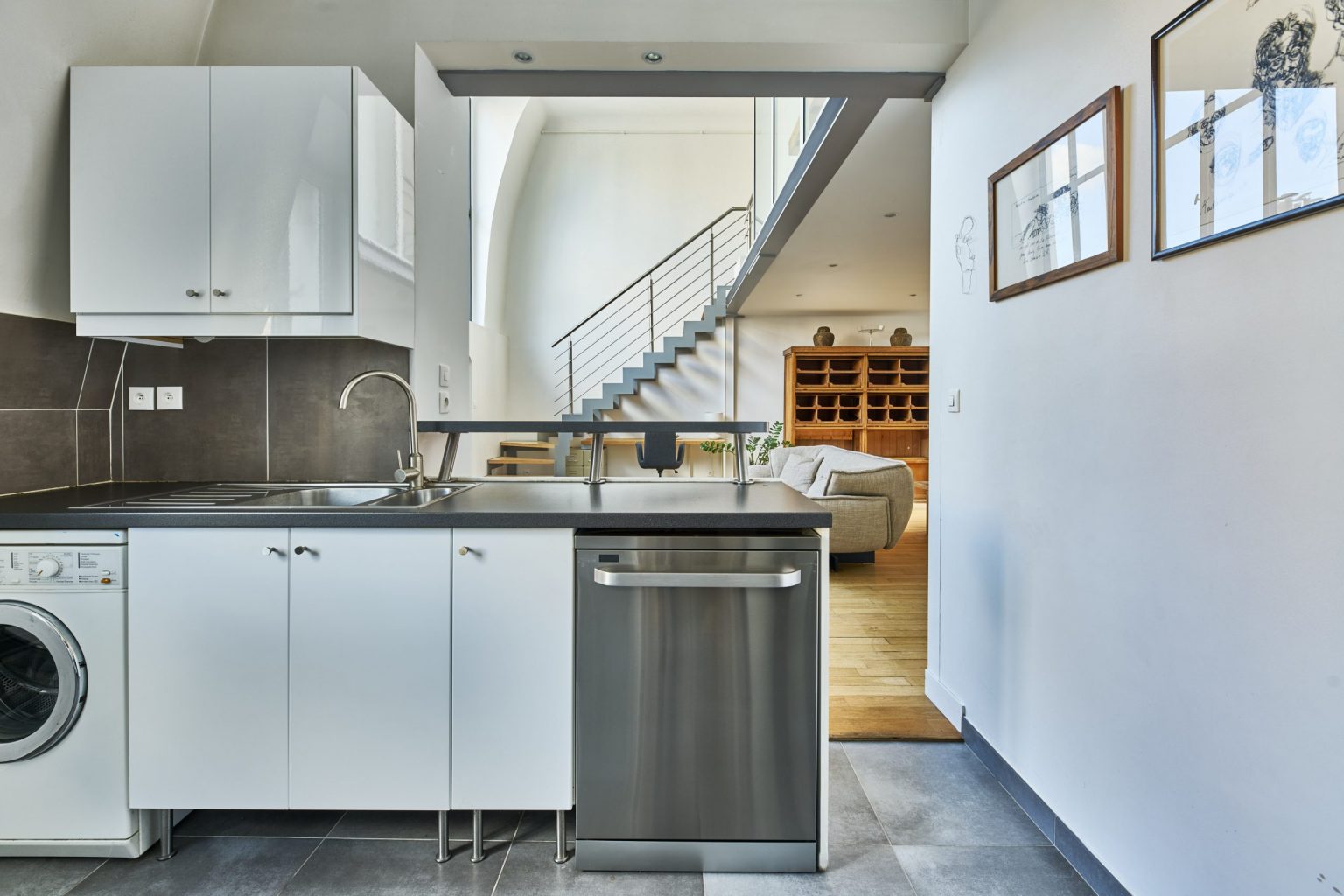 cuisine blanche et inox appartement en duplex Paris Photo: © Julien Krede