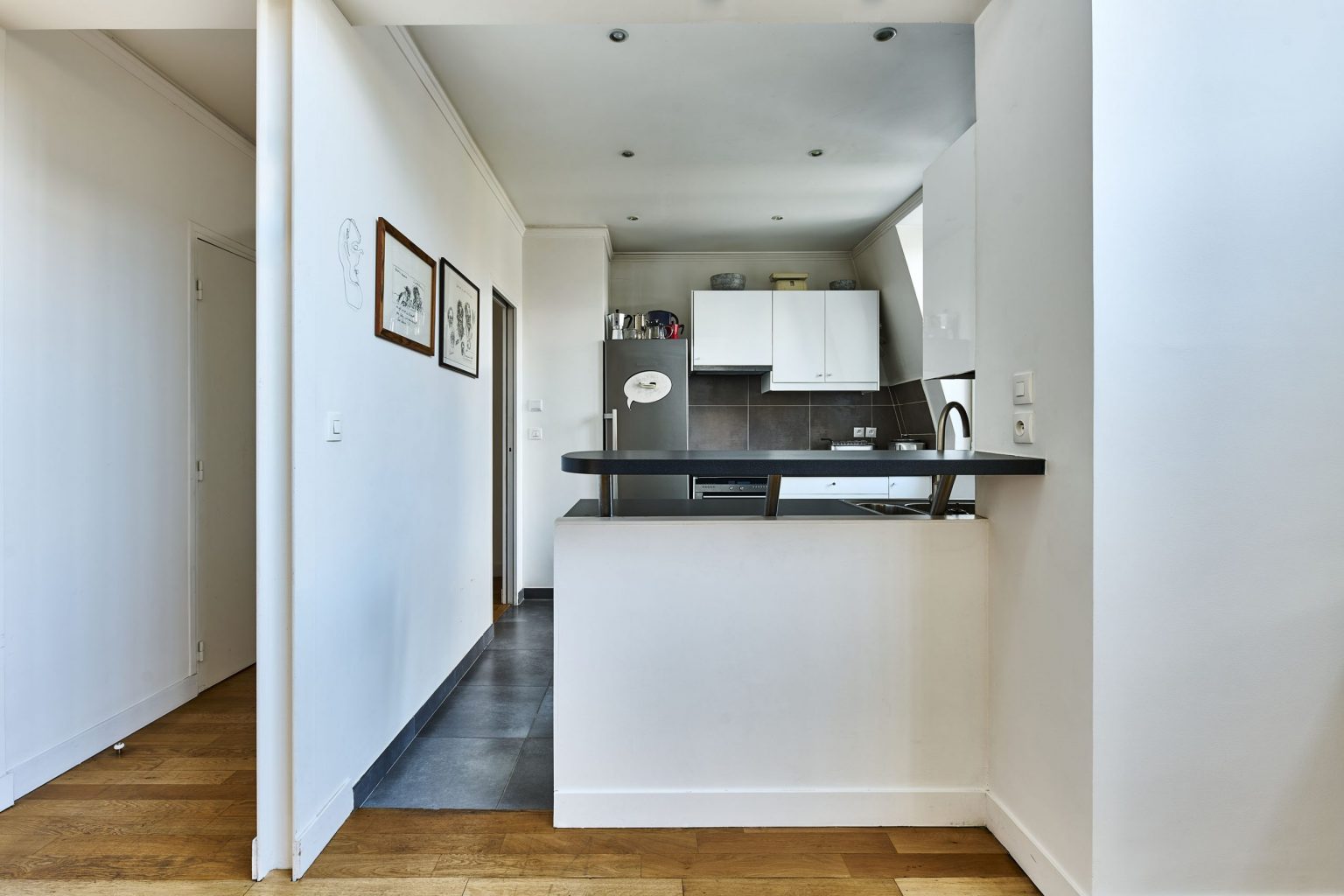 cuisine blanche décoration contemporaine appartement en duplex Paris Photo: © Julien Krede