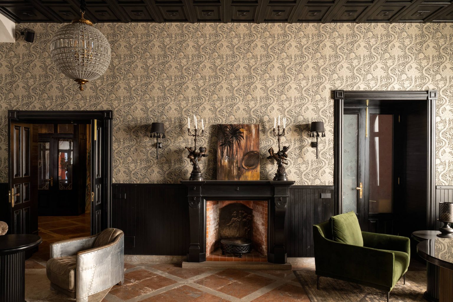 salon avec cheminée et boiseries et décoration contemporaine maison Majorque