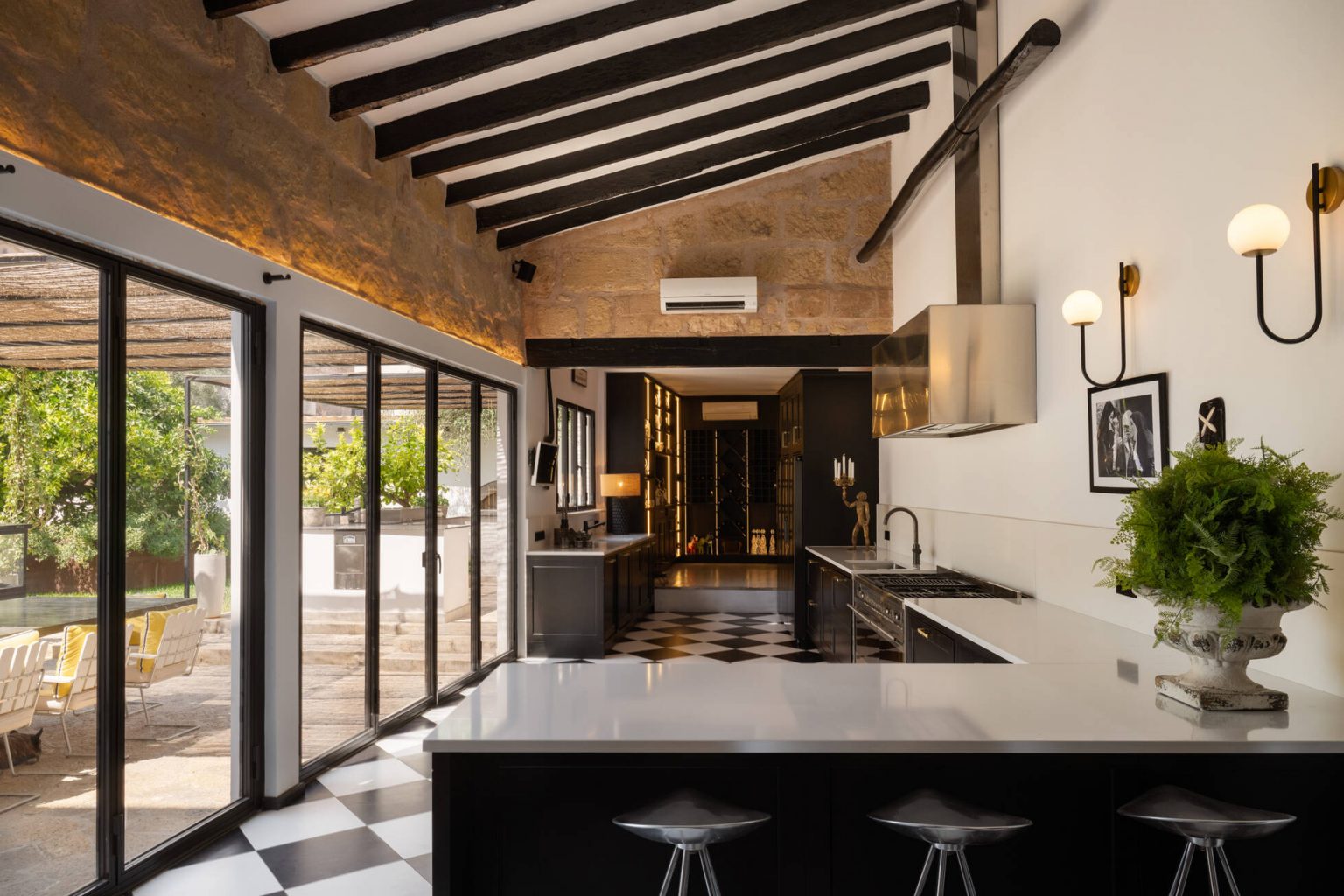 cuisine avec poutres et sol à damier décoration contemporaine maison Majorque