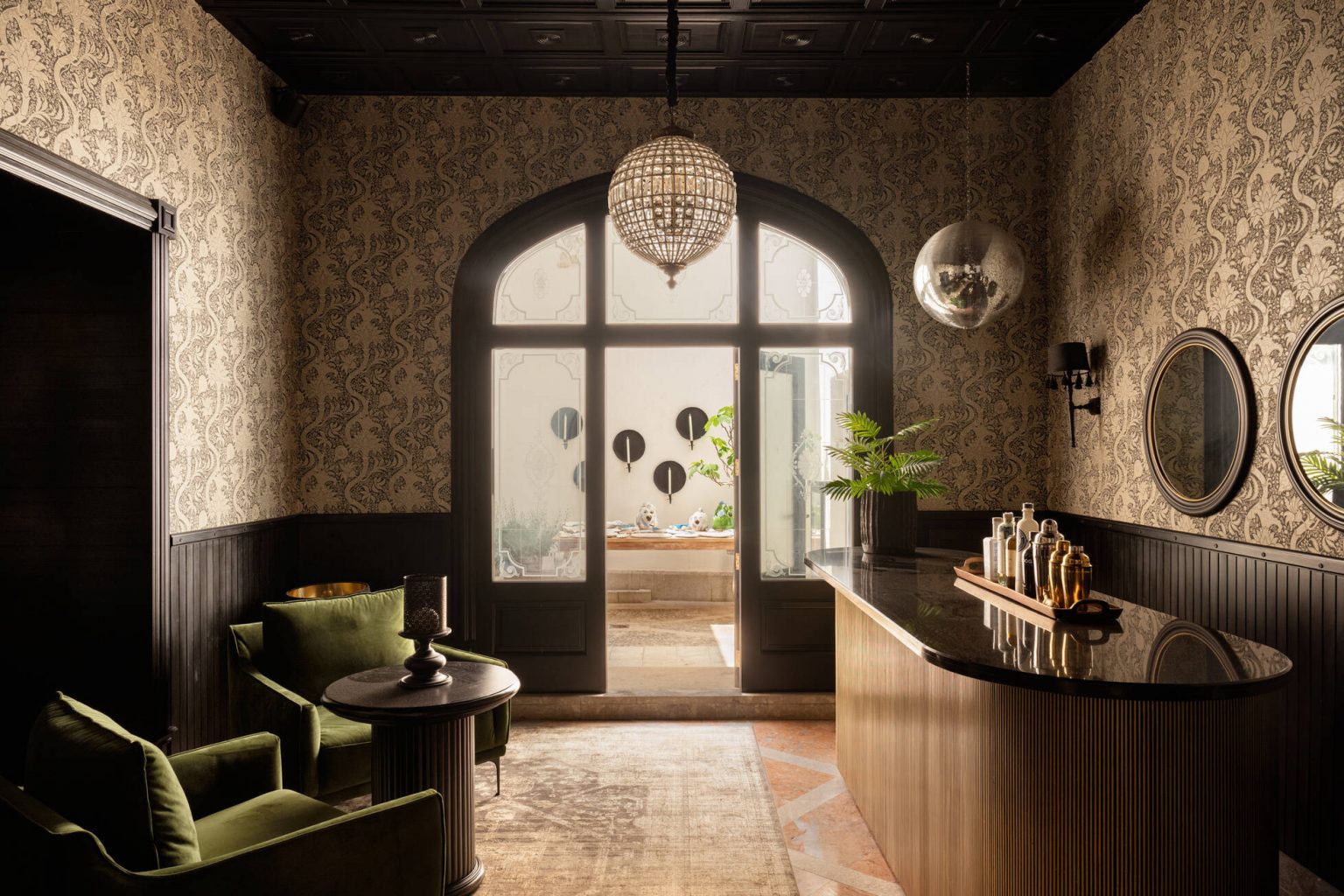 salon avec poutres en bois foncé et décoration contemporaine maison Majorque