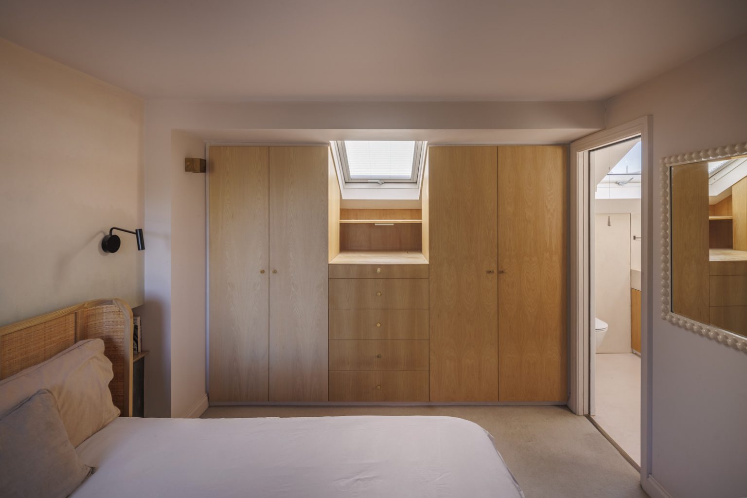 chambre mansardée avec lucarne