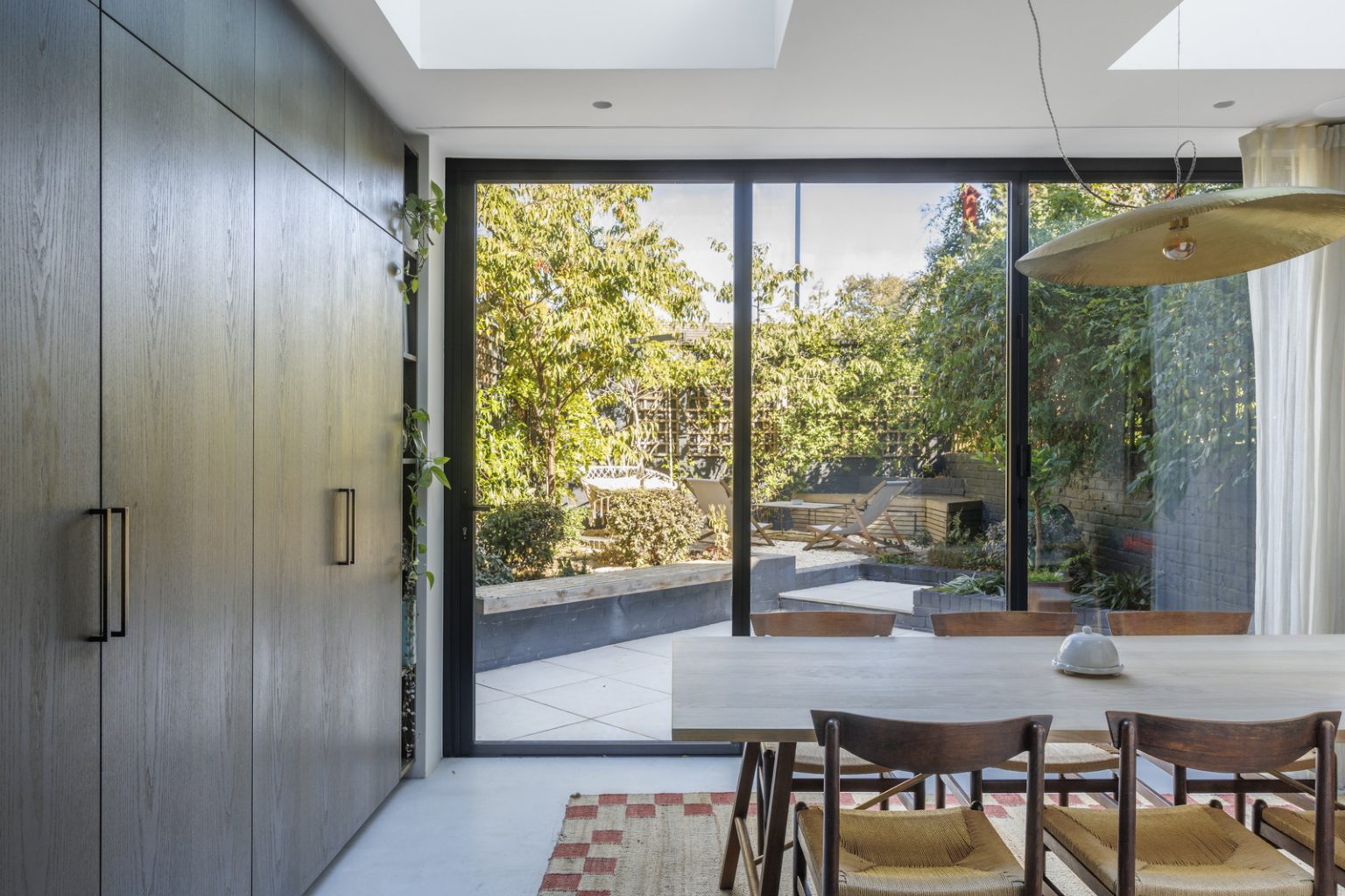 salle à manger et cuisine dans extension maison Londres décoration contemporaine