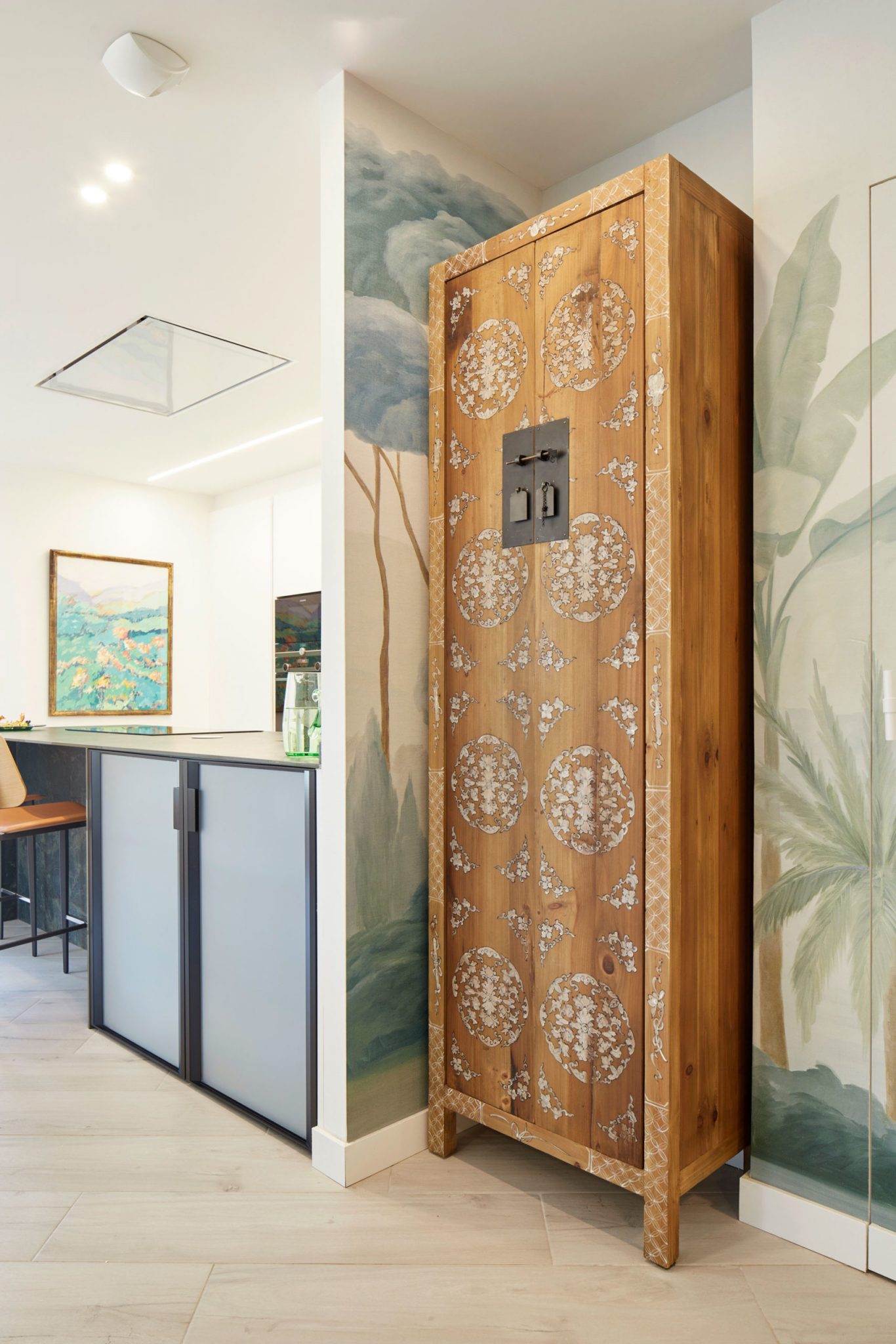 entrée avec armoire chinoise bois brut appartement en duplex décoration contemporaine