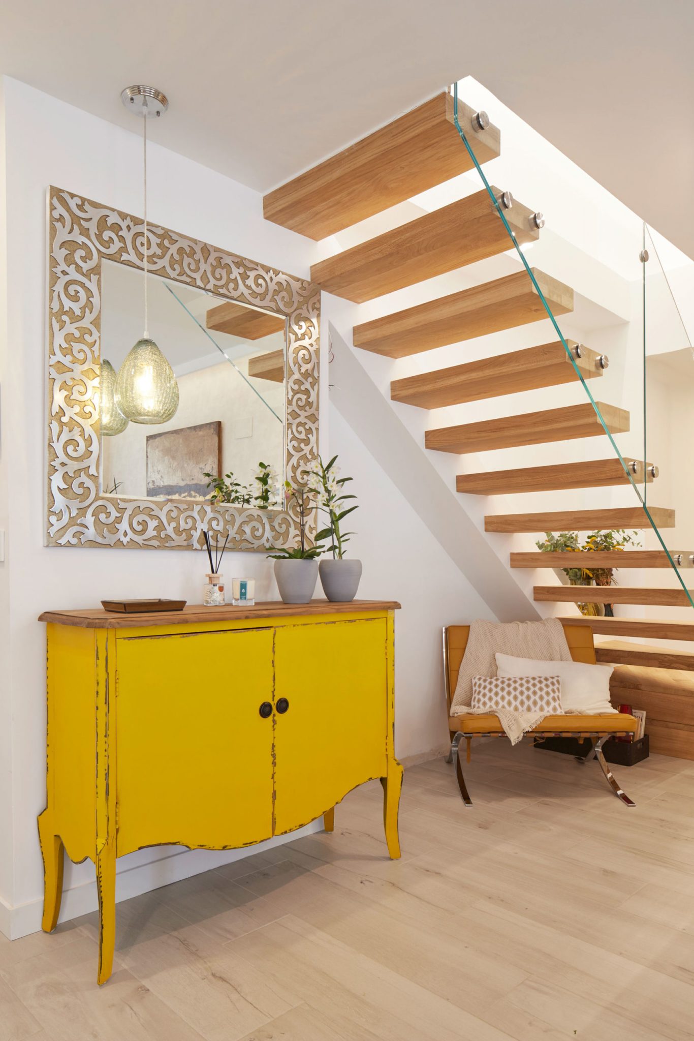 entrée avec escalier appartement en duplex décoration contemporaine