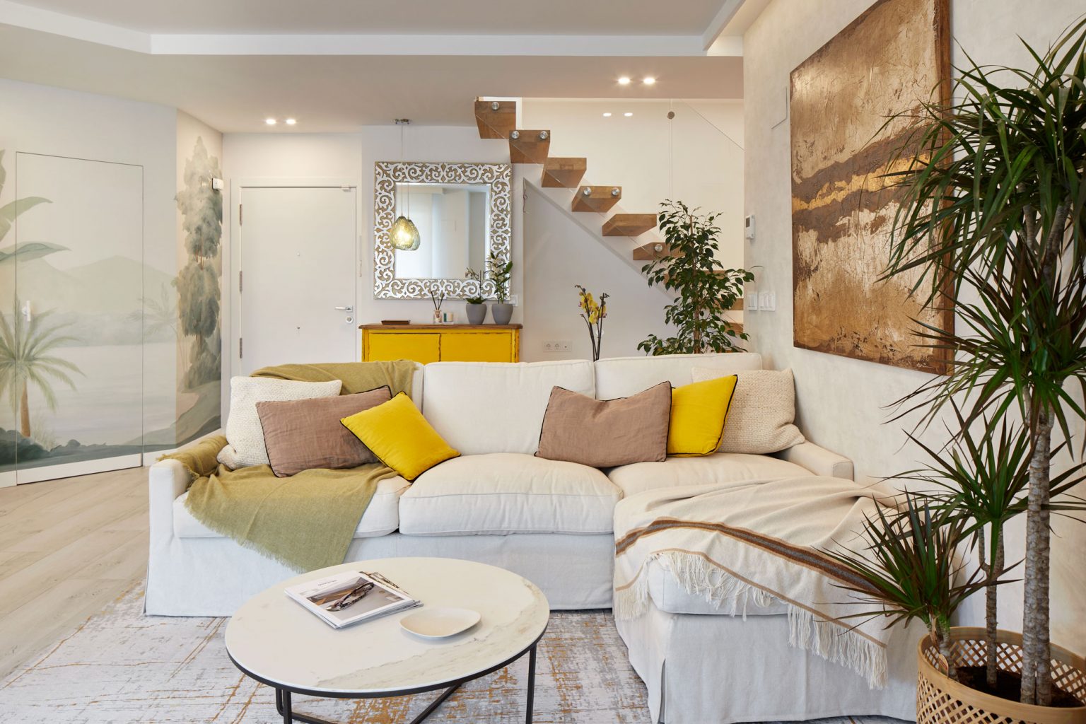 salon avec escalier appartement en duplex décoration contemporaine