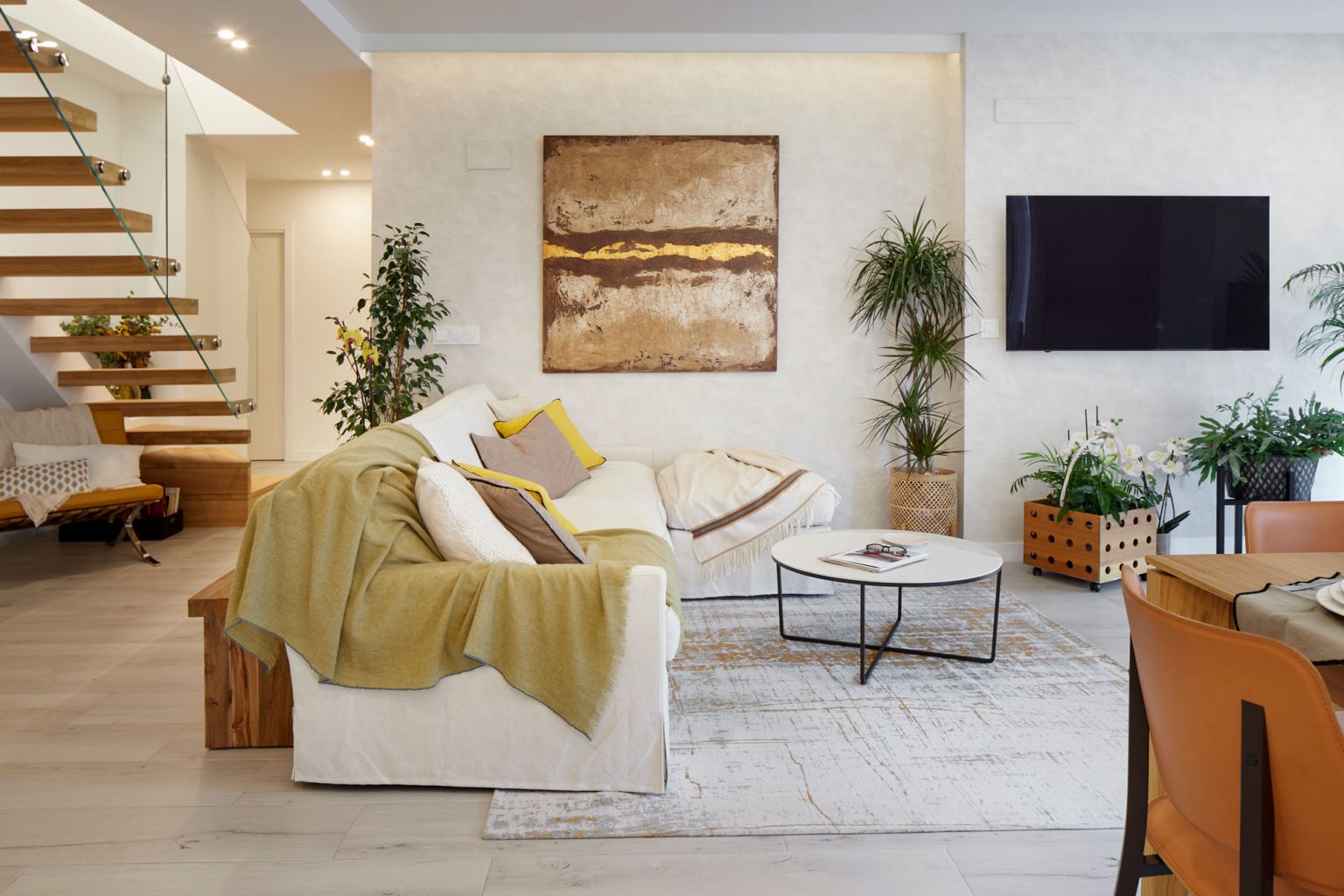 salon et salle à manger avec escalier appartement en duplex décoration contemporaine