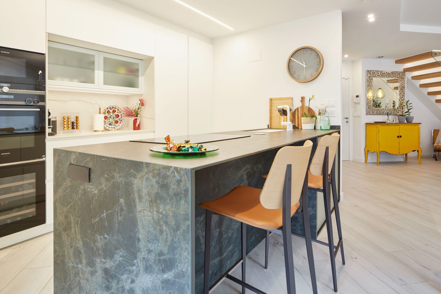 cuisine ouverte sur salon avec escalier appartement en duplex décoration contemporaine