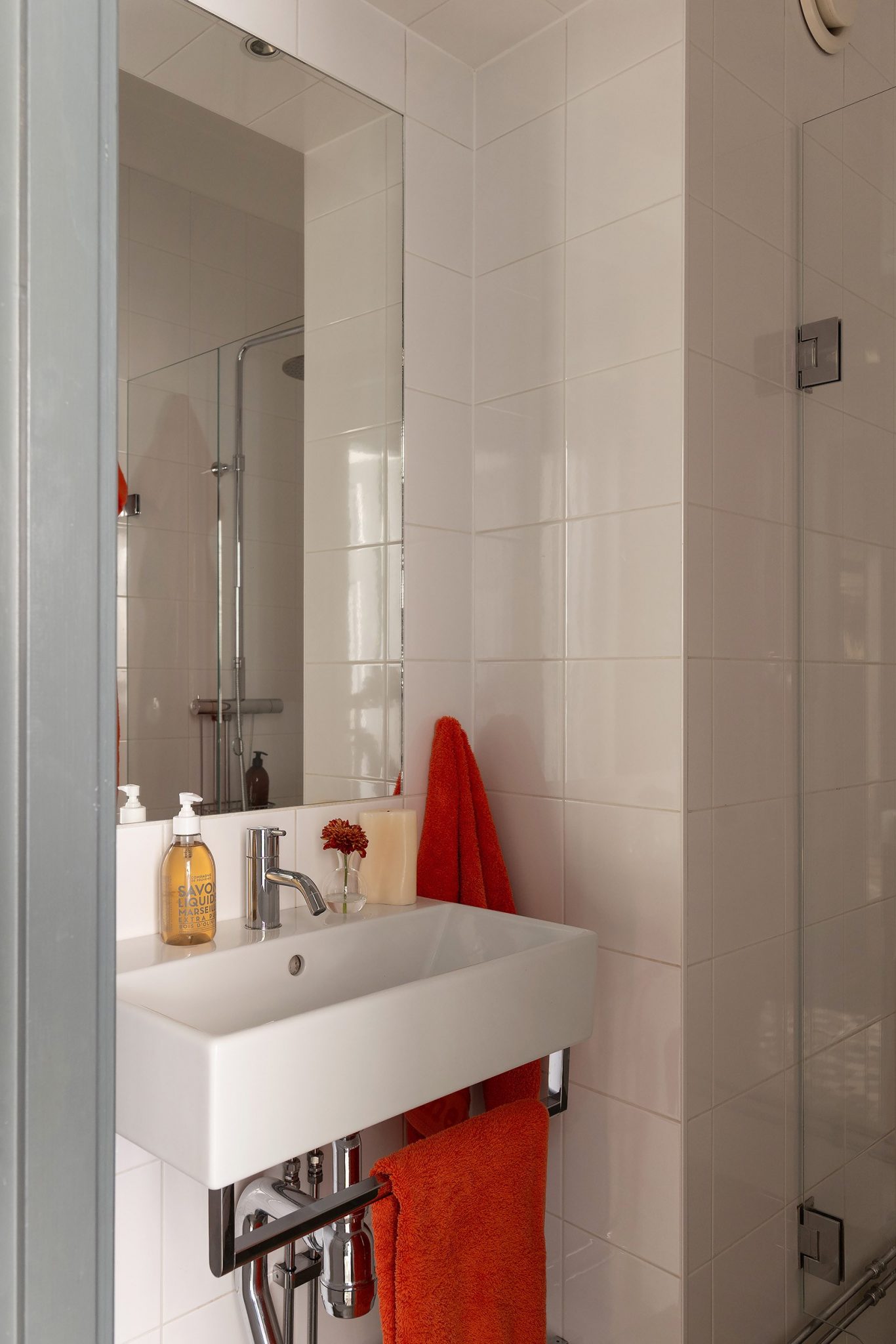 salle de bain design blanche