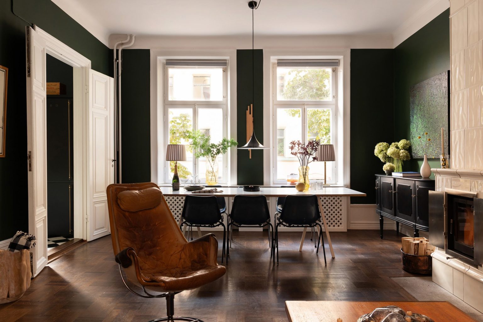 salon avec poêle faïence scandinave murs verts décoration vintage et scandinave