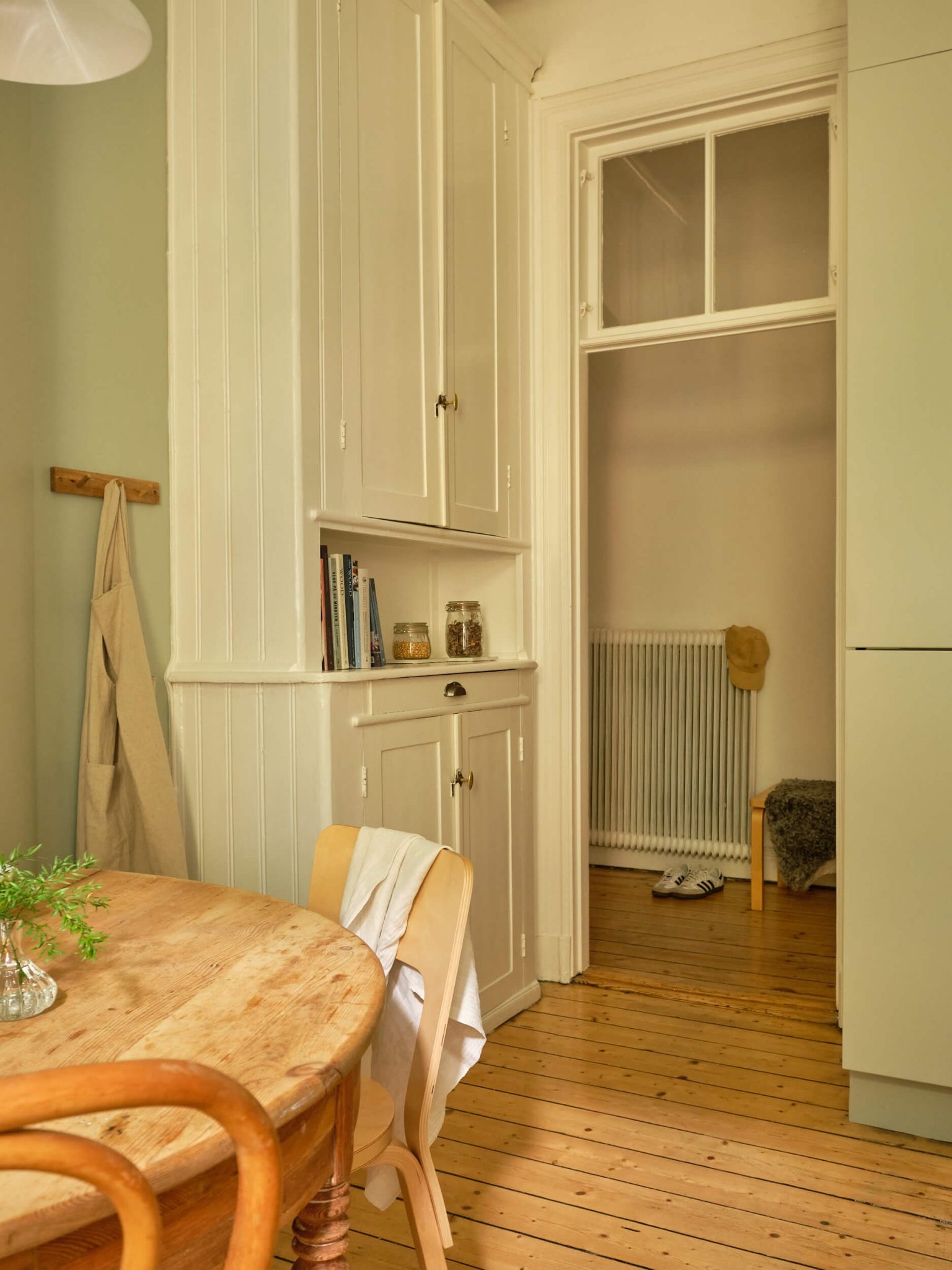 cuisine vert sauge décoration vintage et scandinave appartement 55m2