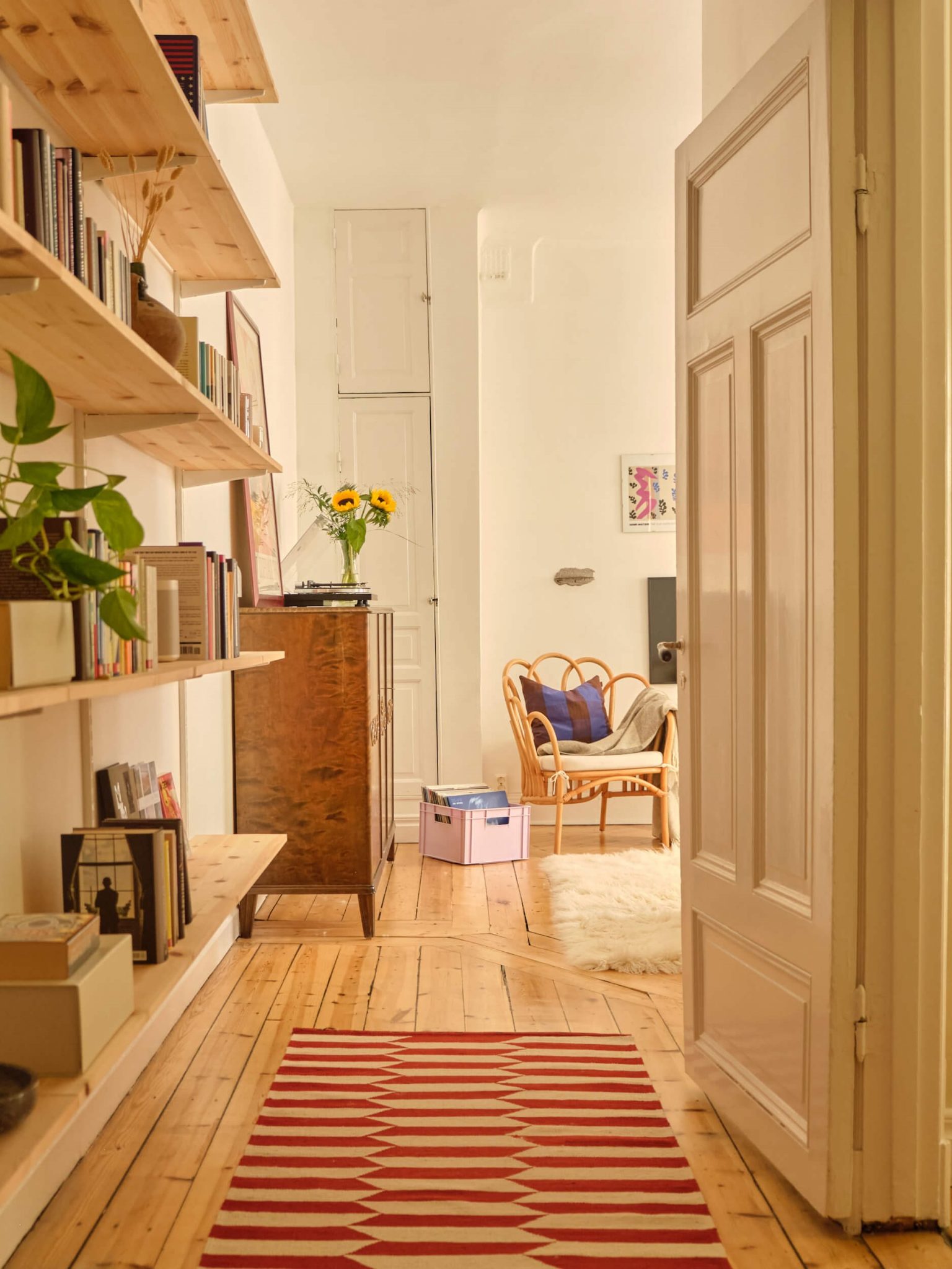 entrée avec parquet et étagères