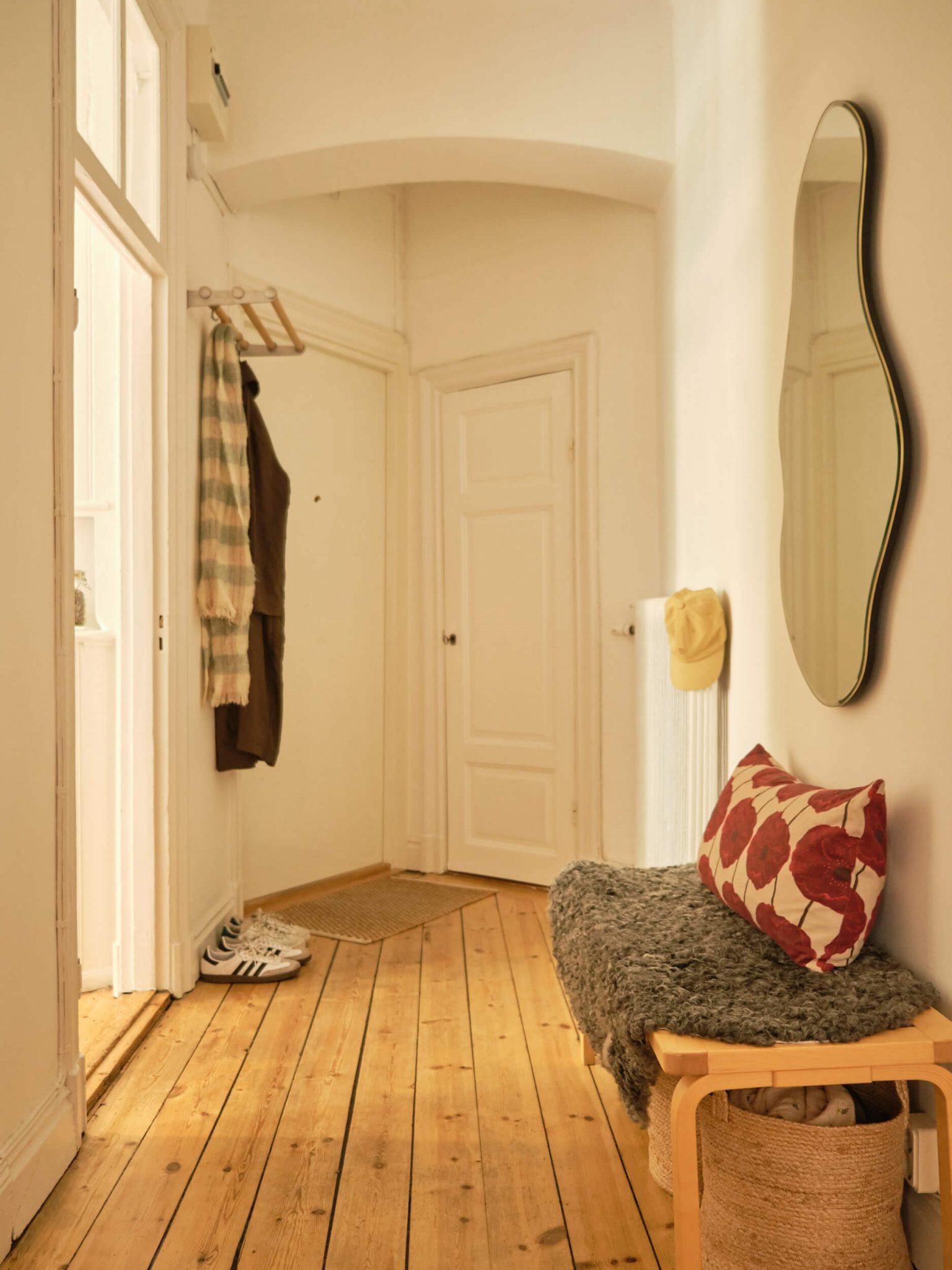 entrée avec banc et miroir