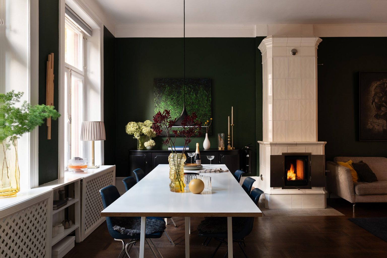 salon avec poêle faïence scandinave murs verts décoration vintage et scandinave