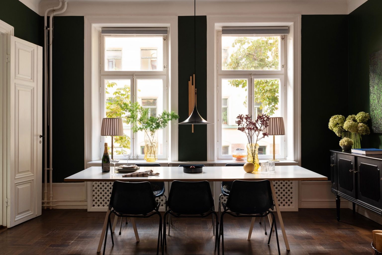 salle à manger murs verts décoration vintage et scandinave