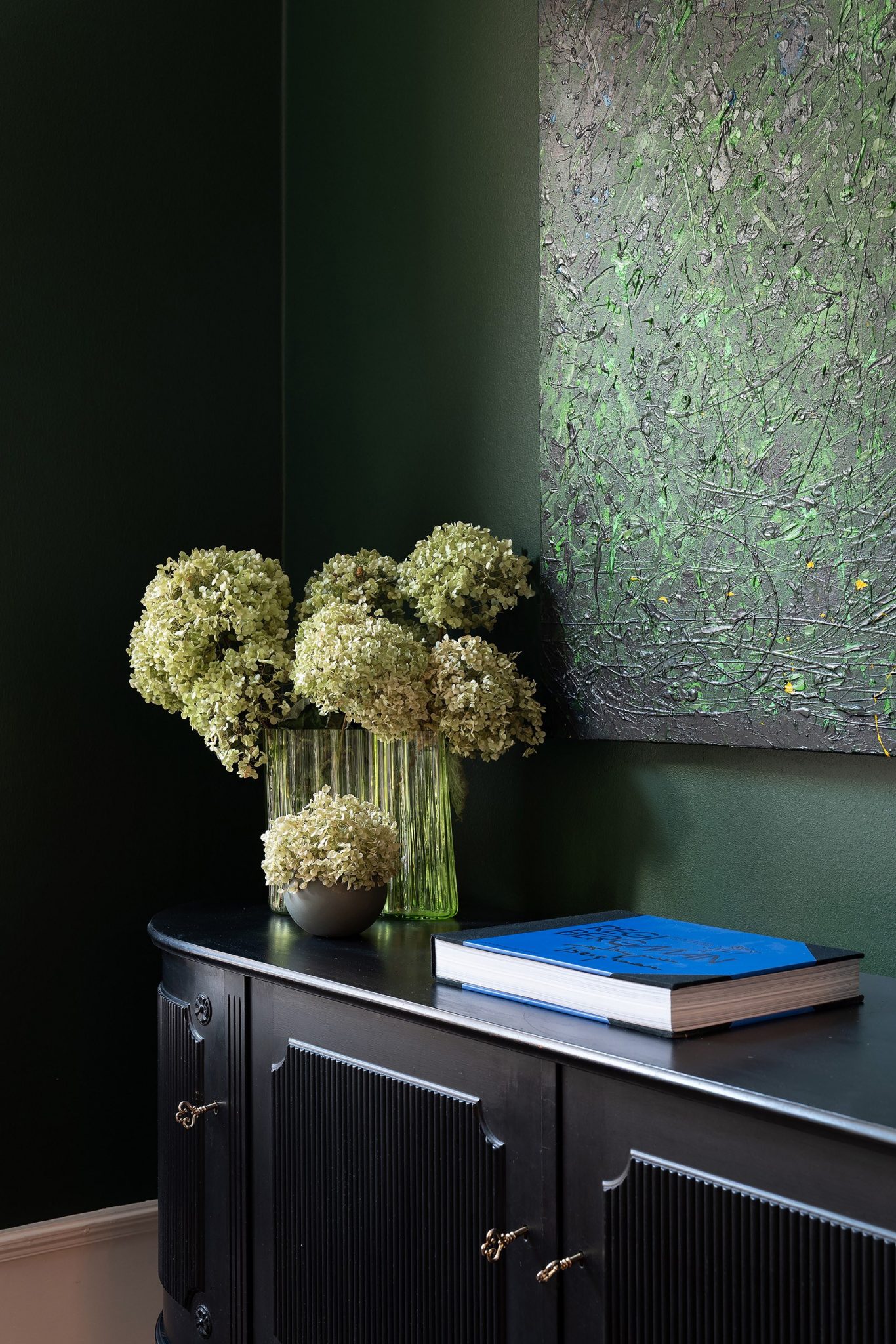 salon murs verts décoration vintage et scandinave