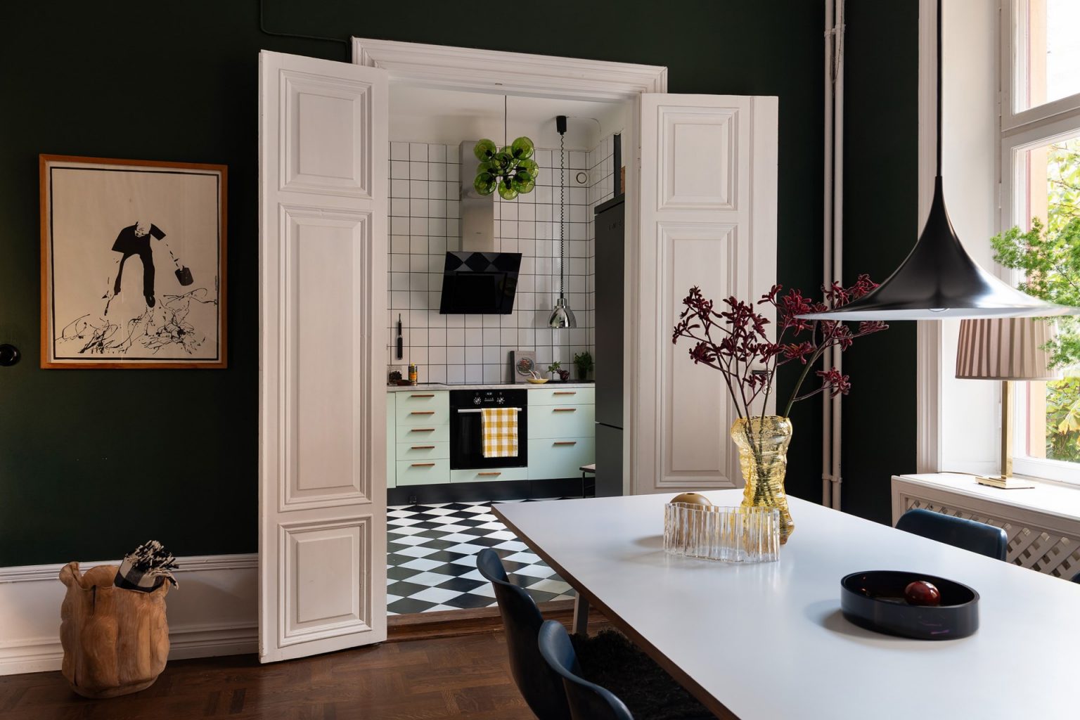 salon murs verts décoration vintage et scandinave