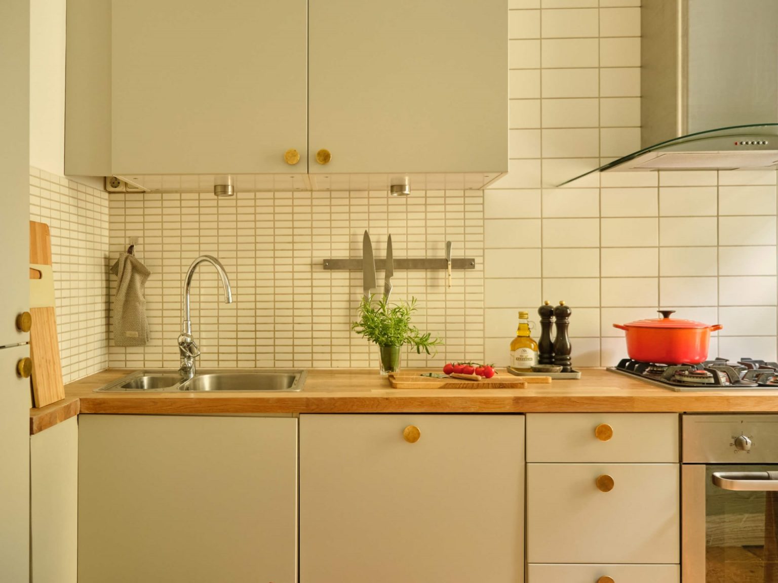 cuisine vert sauge décoration vintage et scandinave appartement 55m2