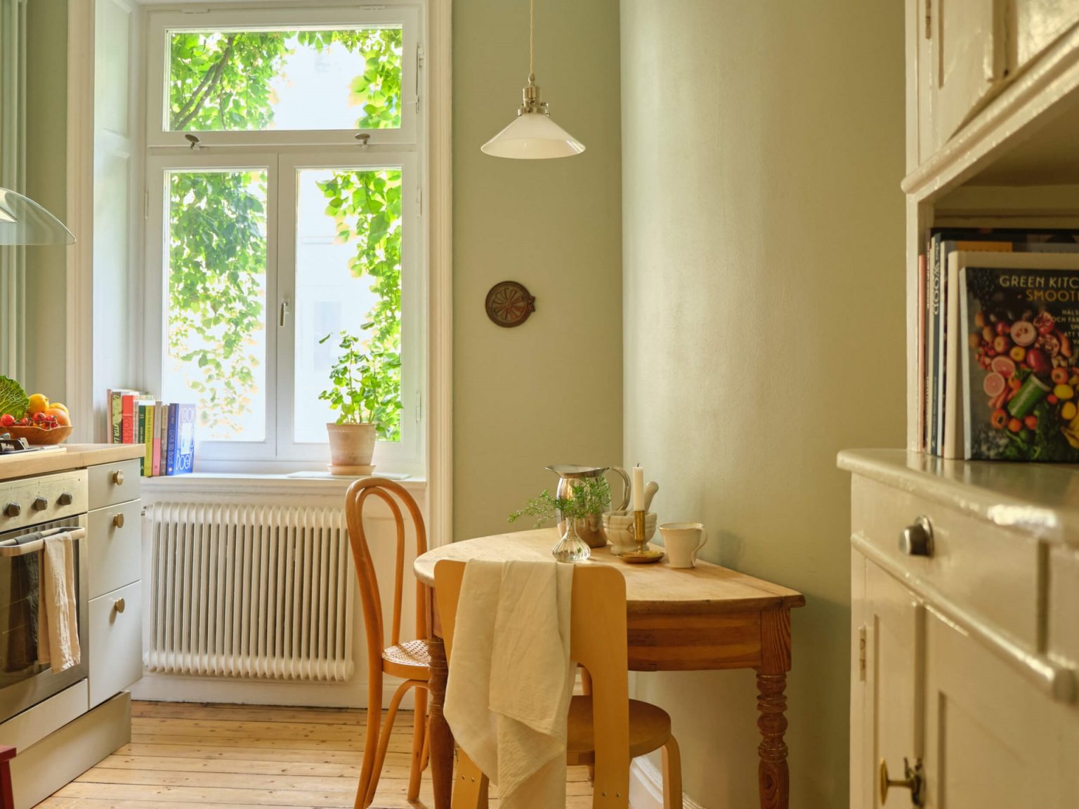 cuisine vert sauge décoration vintage et scandinave appartement 55m2