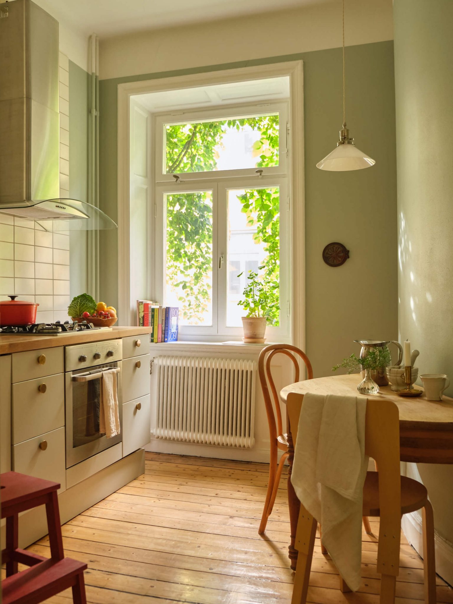 cuisine vert sauge décoration vintage et scandinave appartement 55m2