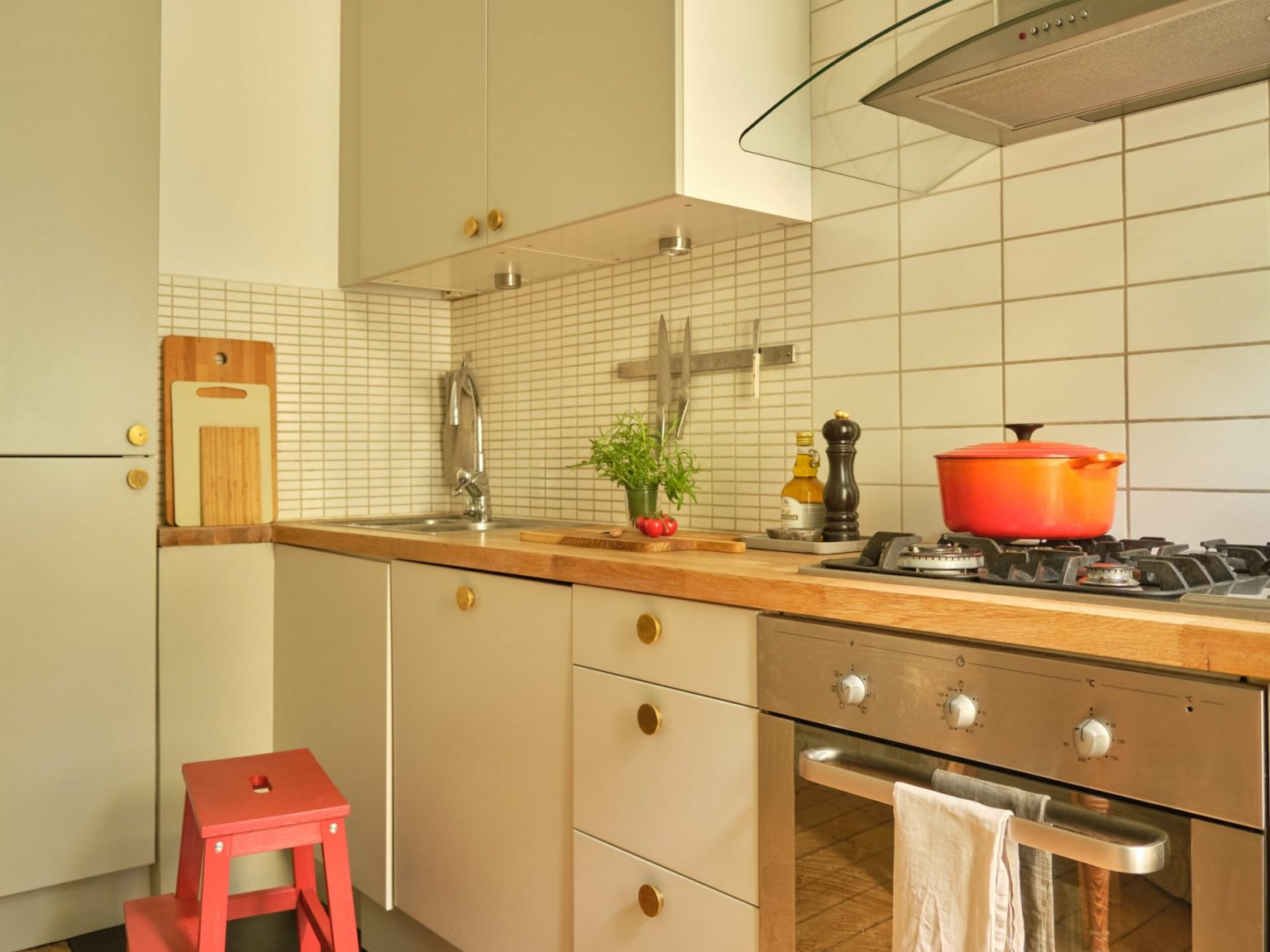 cuisine vert sauge décoration vintage et scandinave appartement 55m2