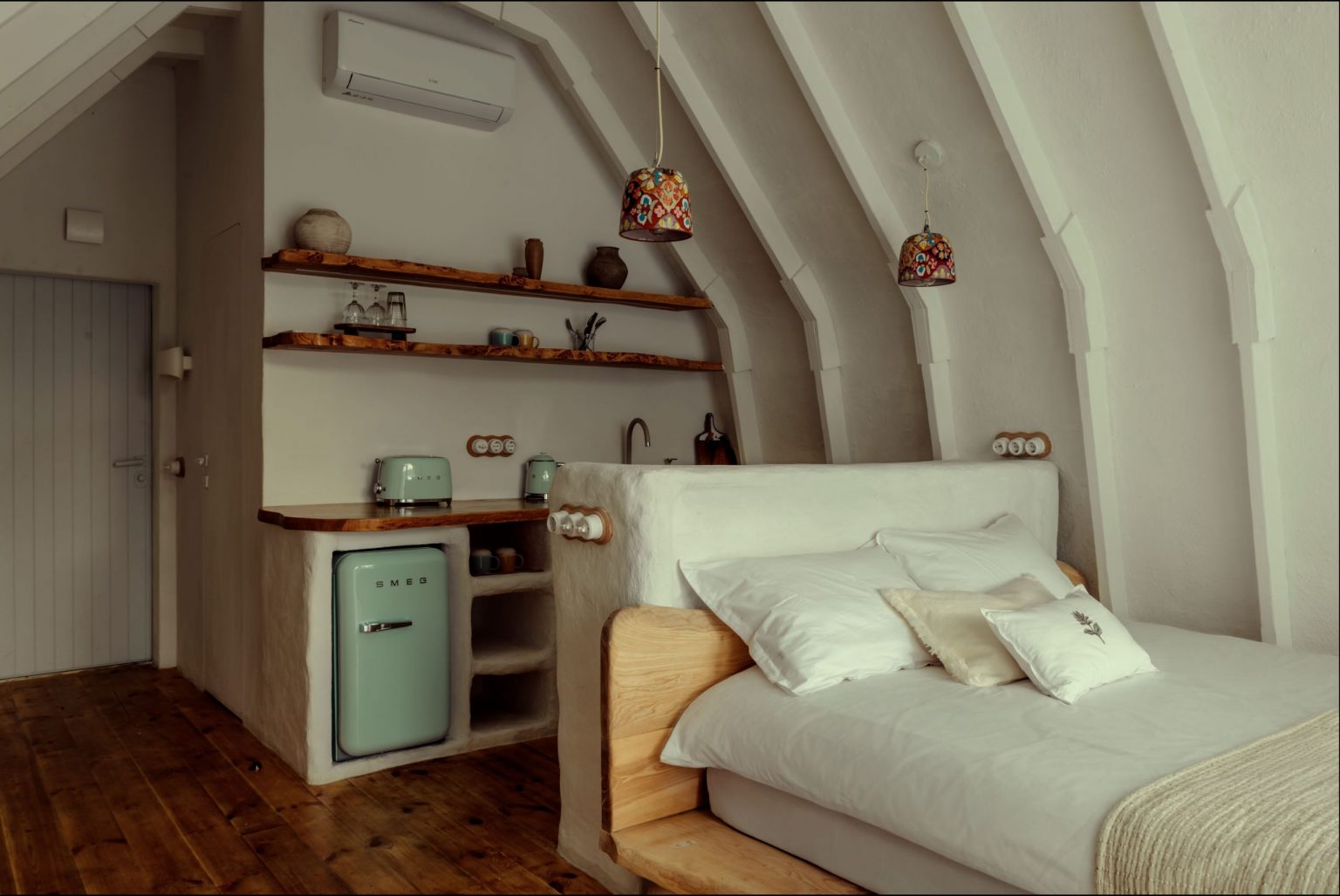 cuisine et chambre petite maison de 26m2 en Moldavie style cabane Hobbit