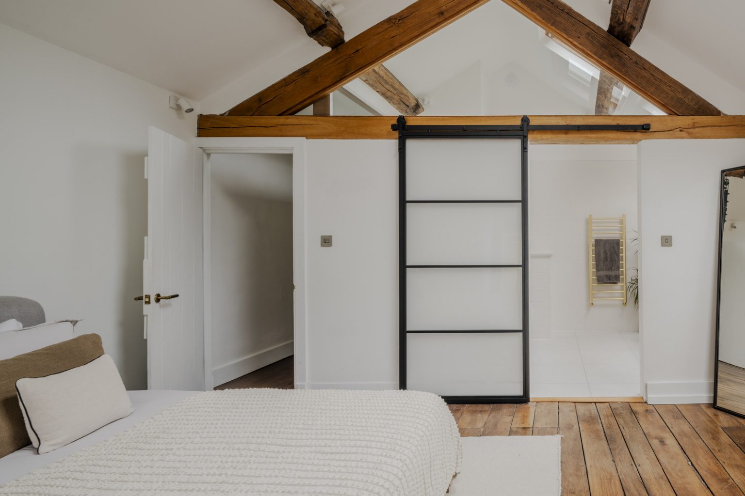 chambre mansardée avec poutres maison galloise rénovée