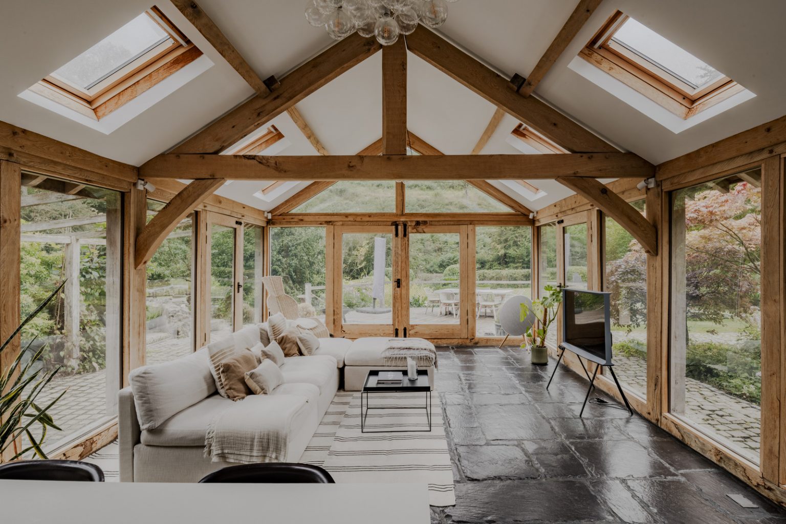 salon vitré avec poutres dans extension maison galloise rénovée