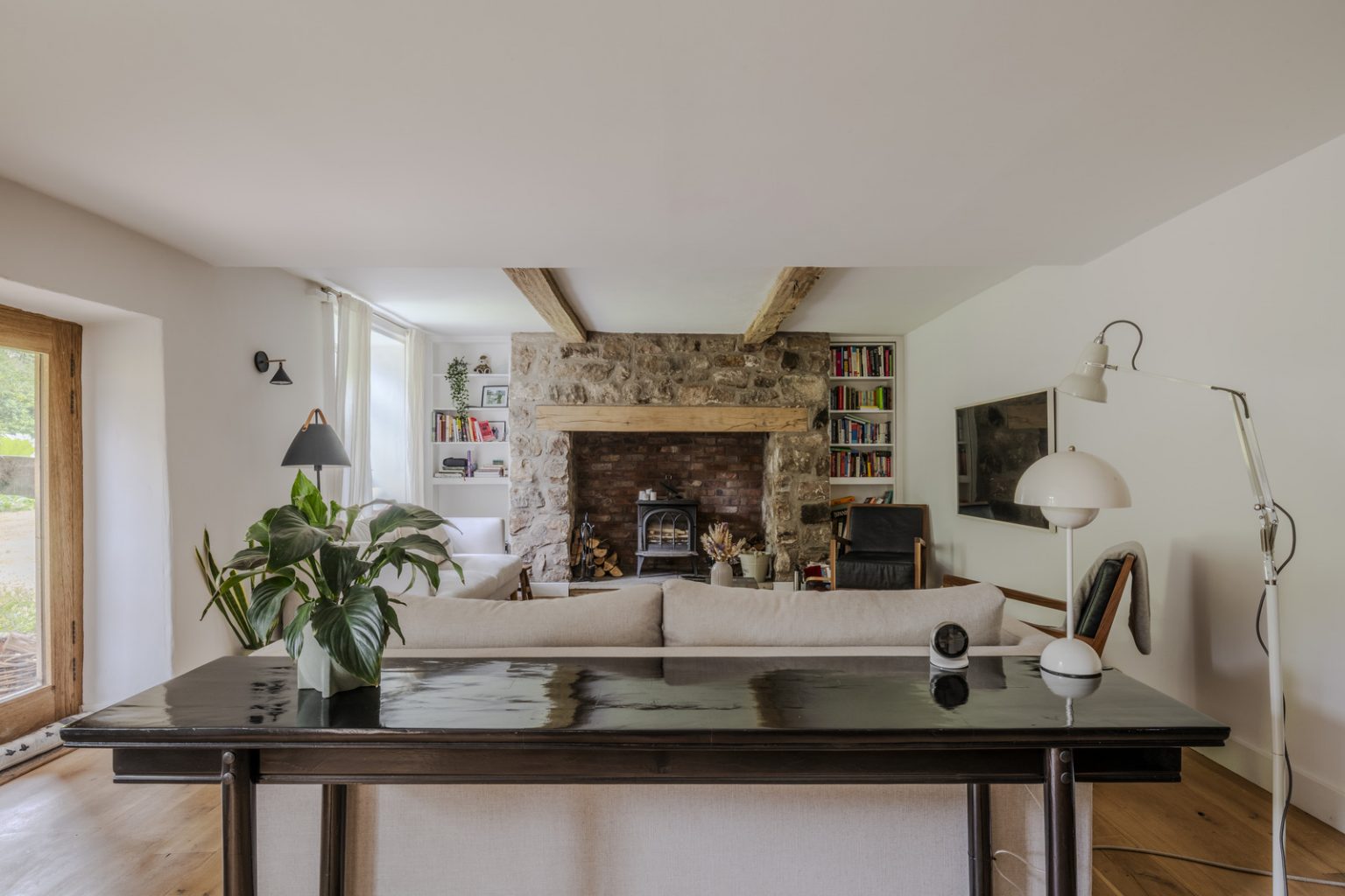 salon avec cheminée pierres maison galloise rénovée