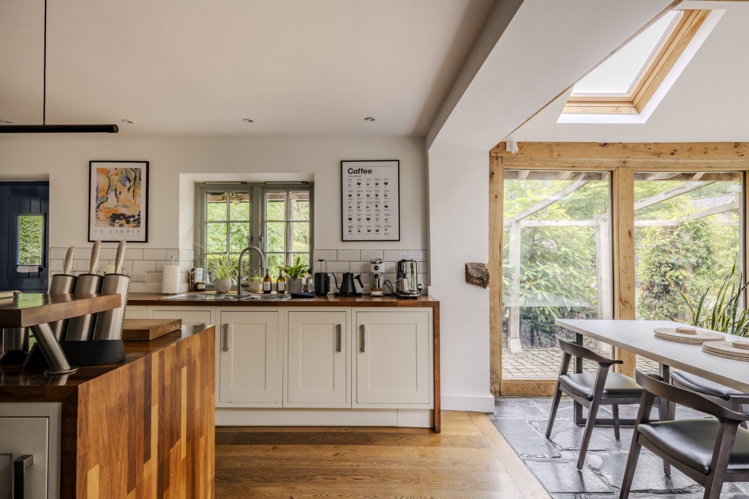 cuisine et salle à manger avec poutres dans extension maison galloise rénovée