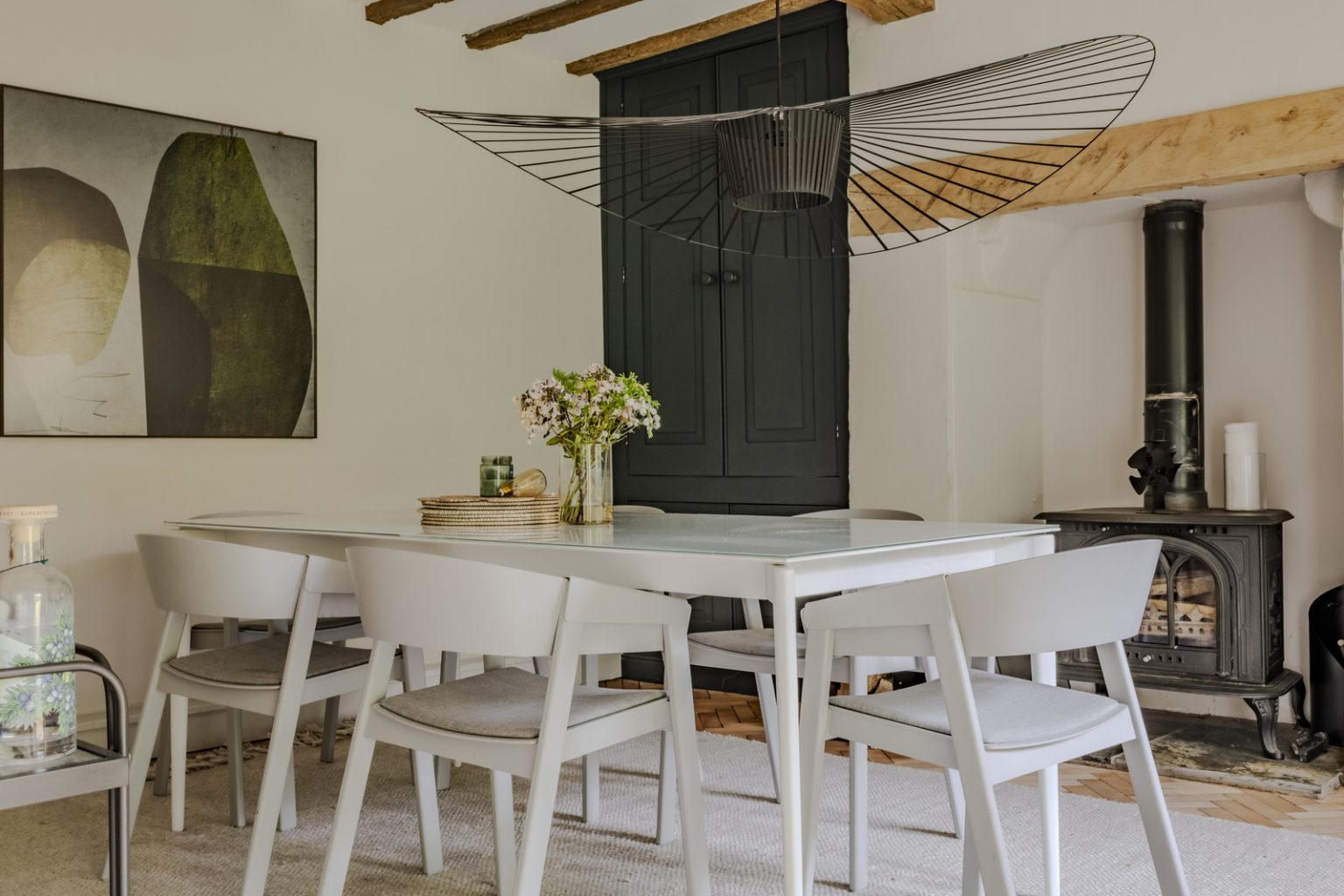 salle à manger avec poêle ancien avec poutres maison galloise rénovée