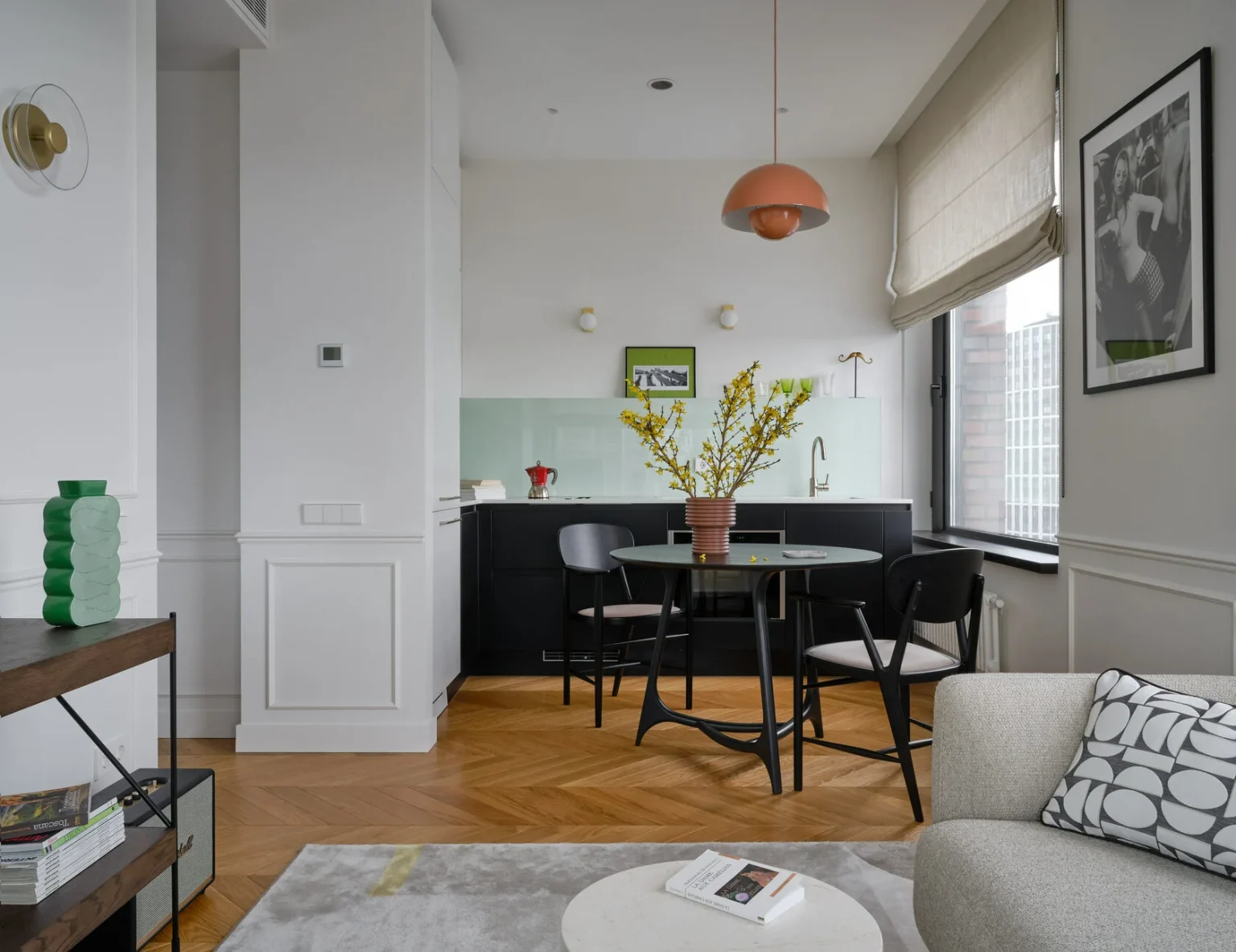 cuisine ouverte sur salon décoration contemporaine petit trois-pièces de 55m2