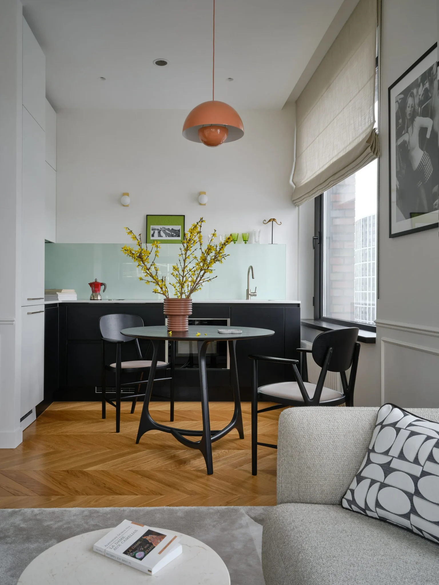 cuisine ouverte sur salon décoration contemporaine petit trois-pièces de 55m2