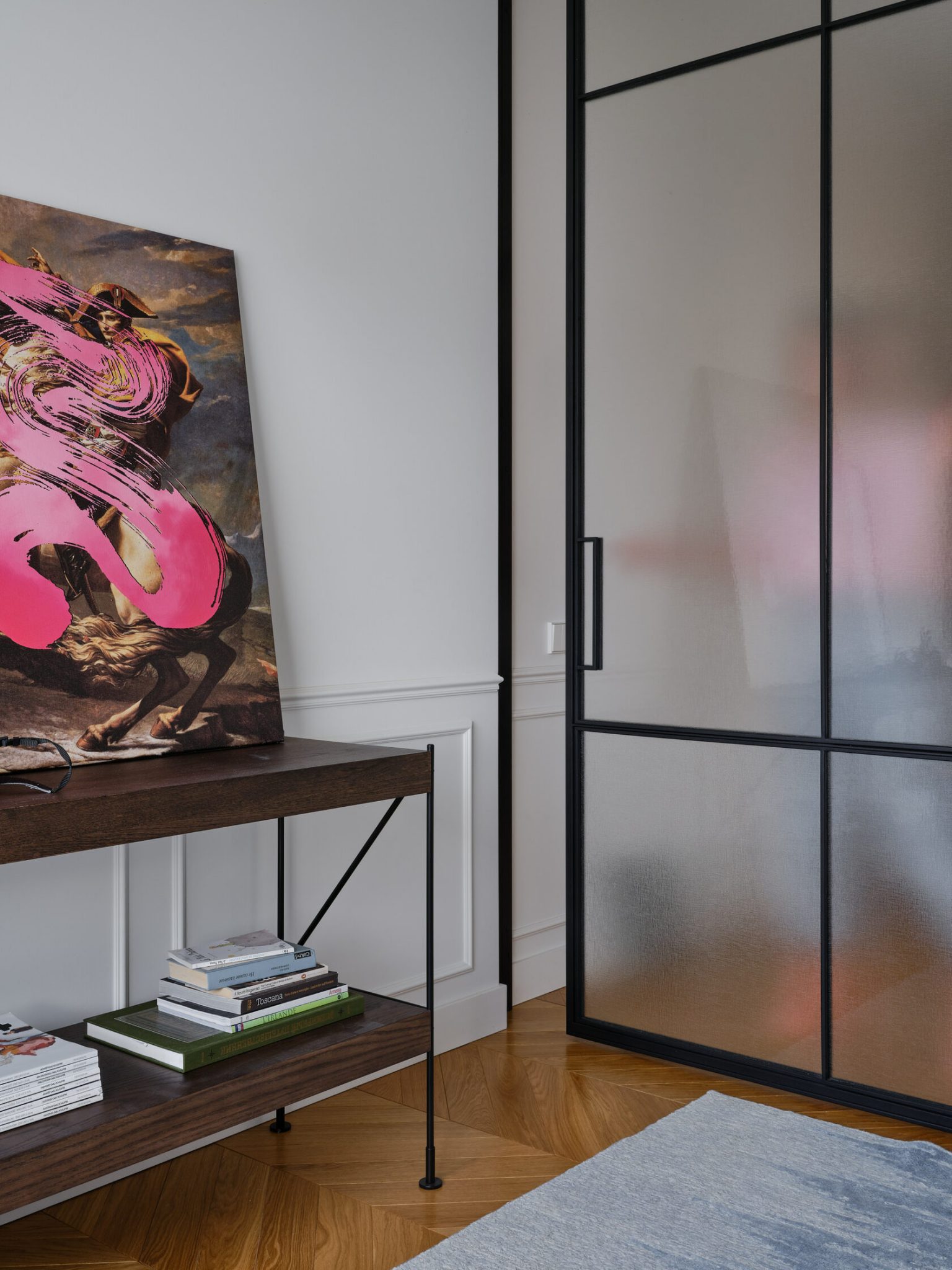 salon décoration contemporaine petit trois-pièces de 55m2 avec porte verrière