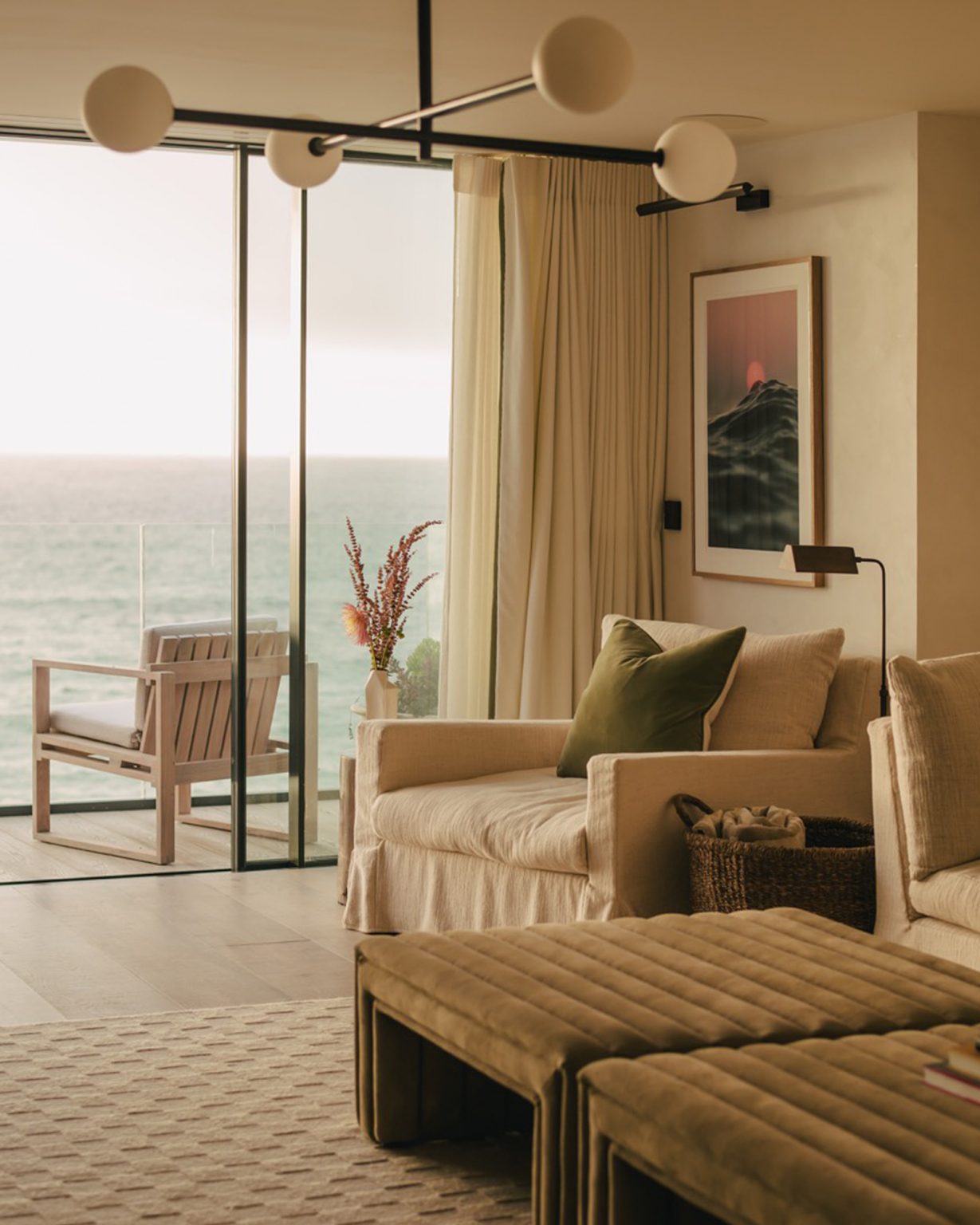 salon décoration contemporaine avec baie vitrée face à la mer