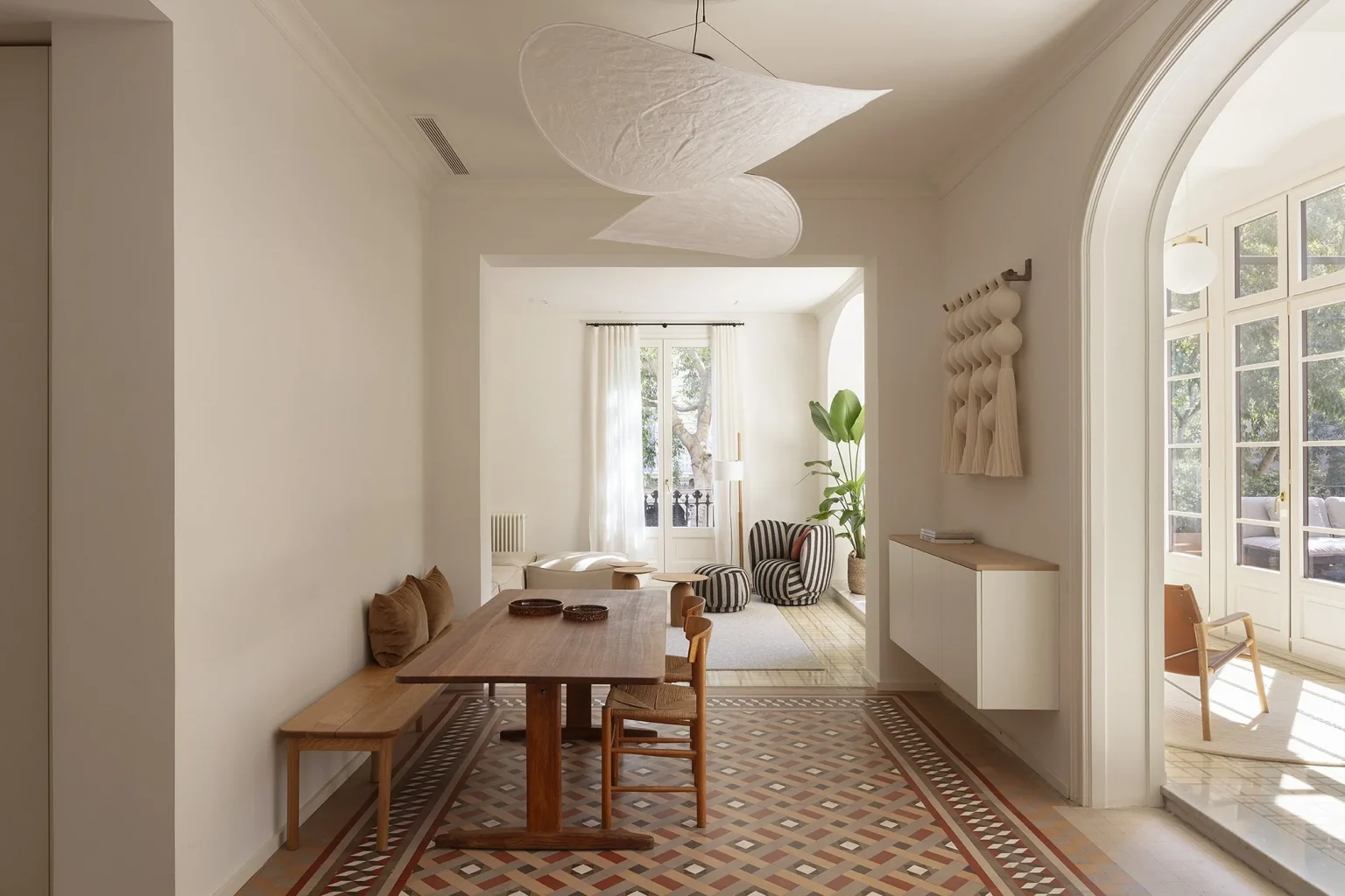 salle à manger sol carreaux de ciment et salon décoration contemporaine