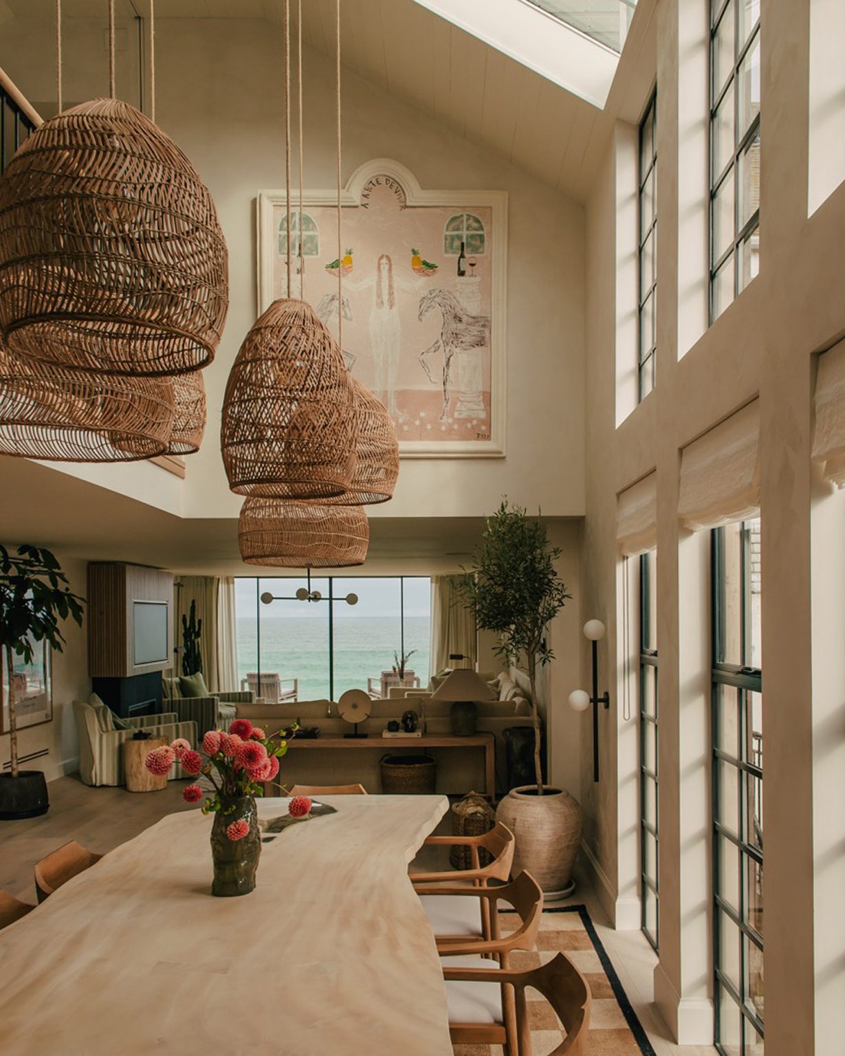 salle à manger et salon décoration contemporaine avec baie vitrée face à la mer