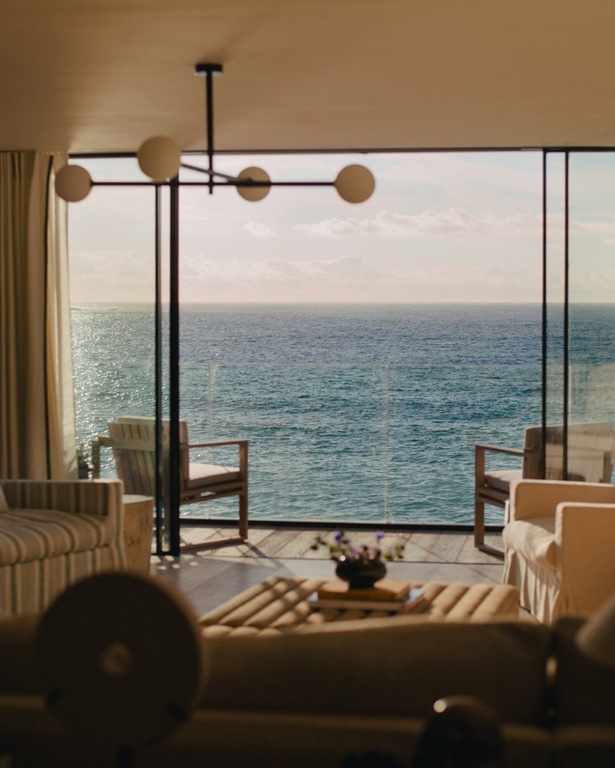 salon décoration contemporaine avec baie vitrée face à la mer