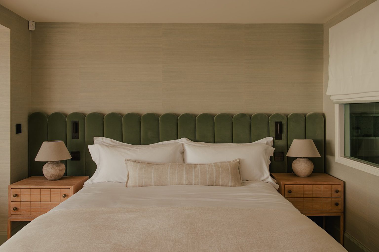 chambre décoration contemporaine avec tête de lit velours vert