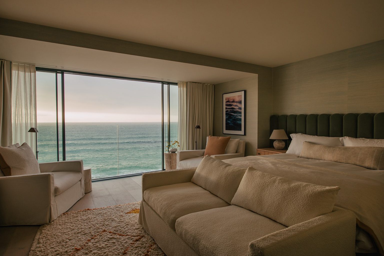 chambre décoration contemporaine avec baie vitrée face à la mer
