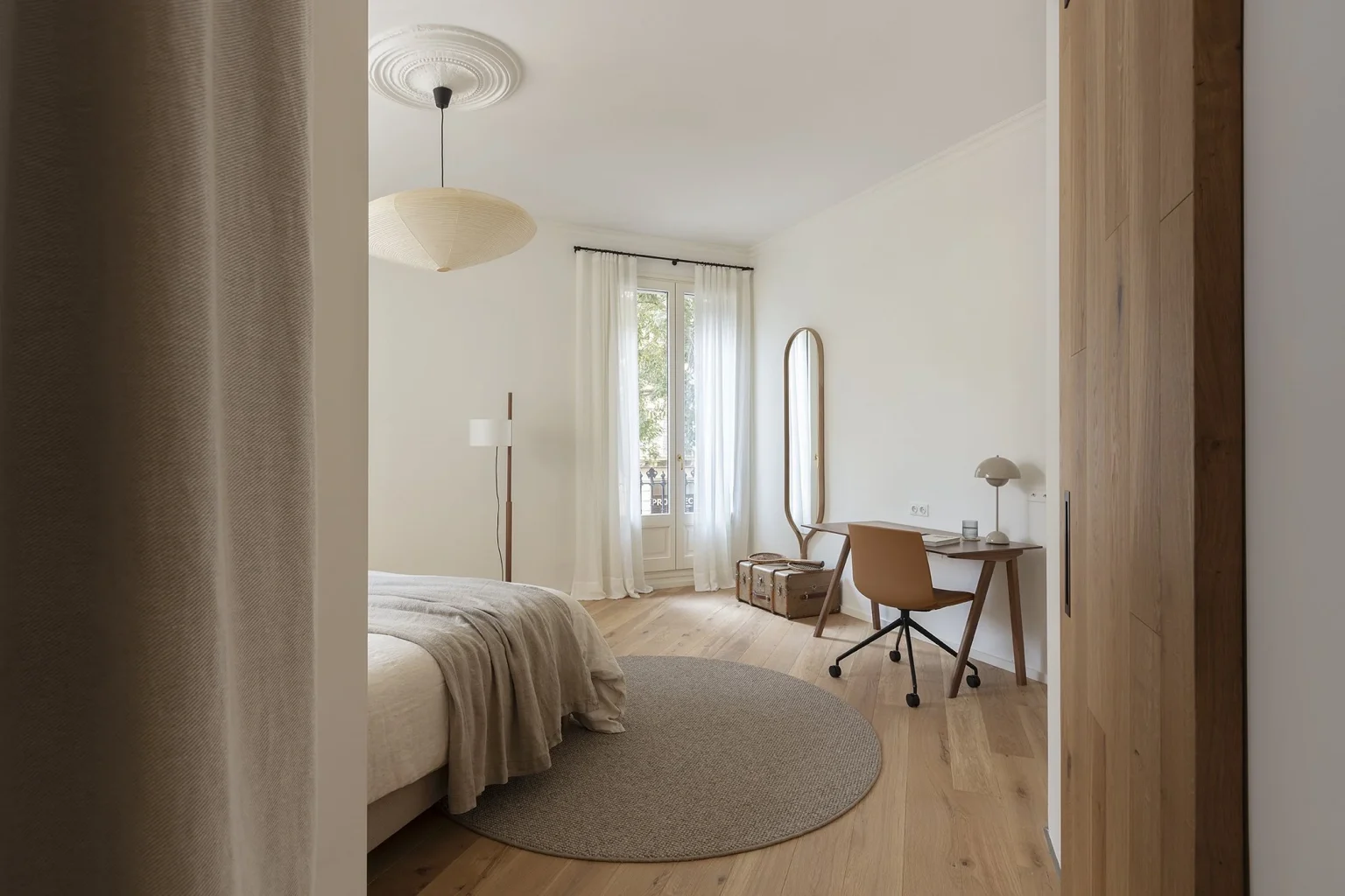 chambre décoration contemporaine et naturelle avec espace bureau