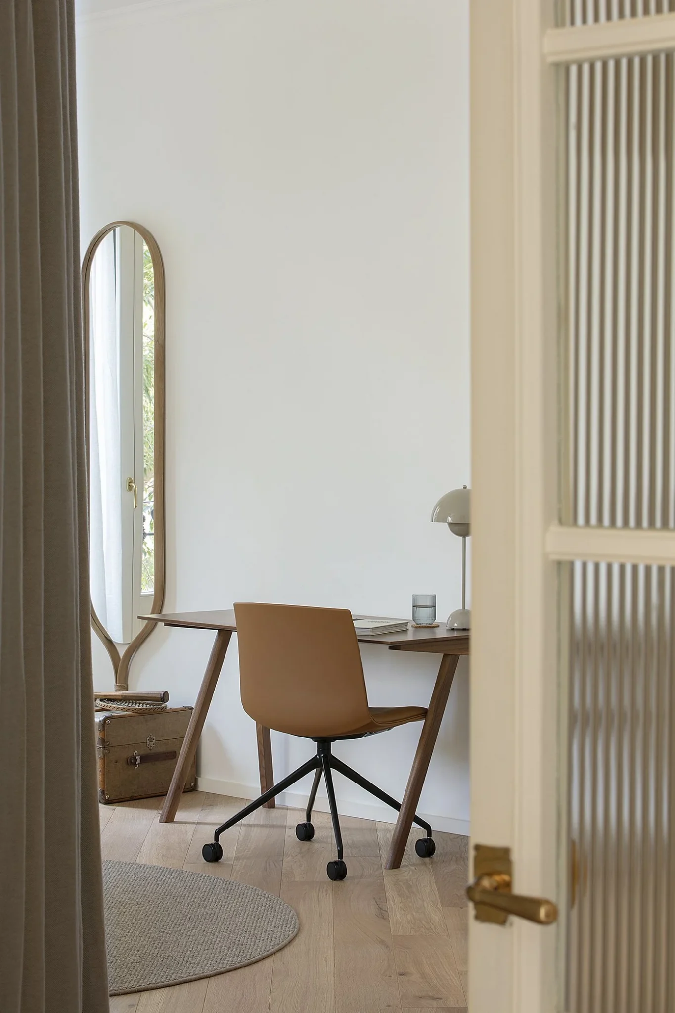 espace bureau dans chambre décoration contemporaine et naturelle