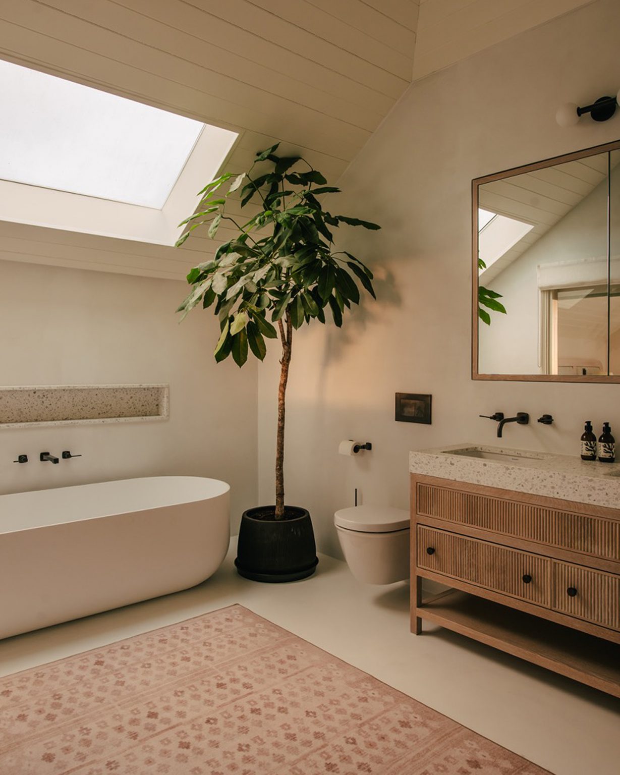 salle de bain contemporaine vasque marbre mobilier bois baignoire îlot design et velux
