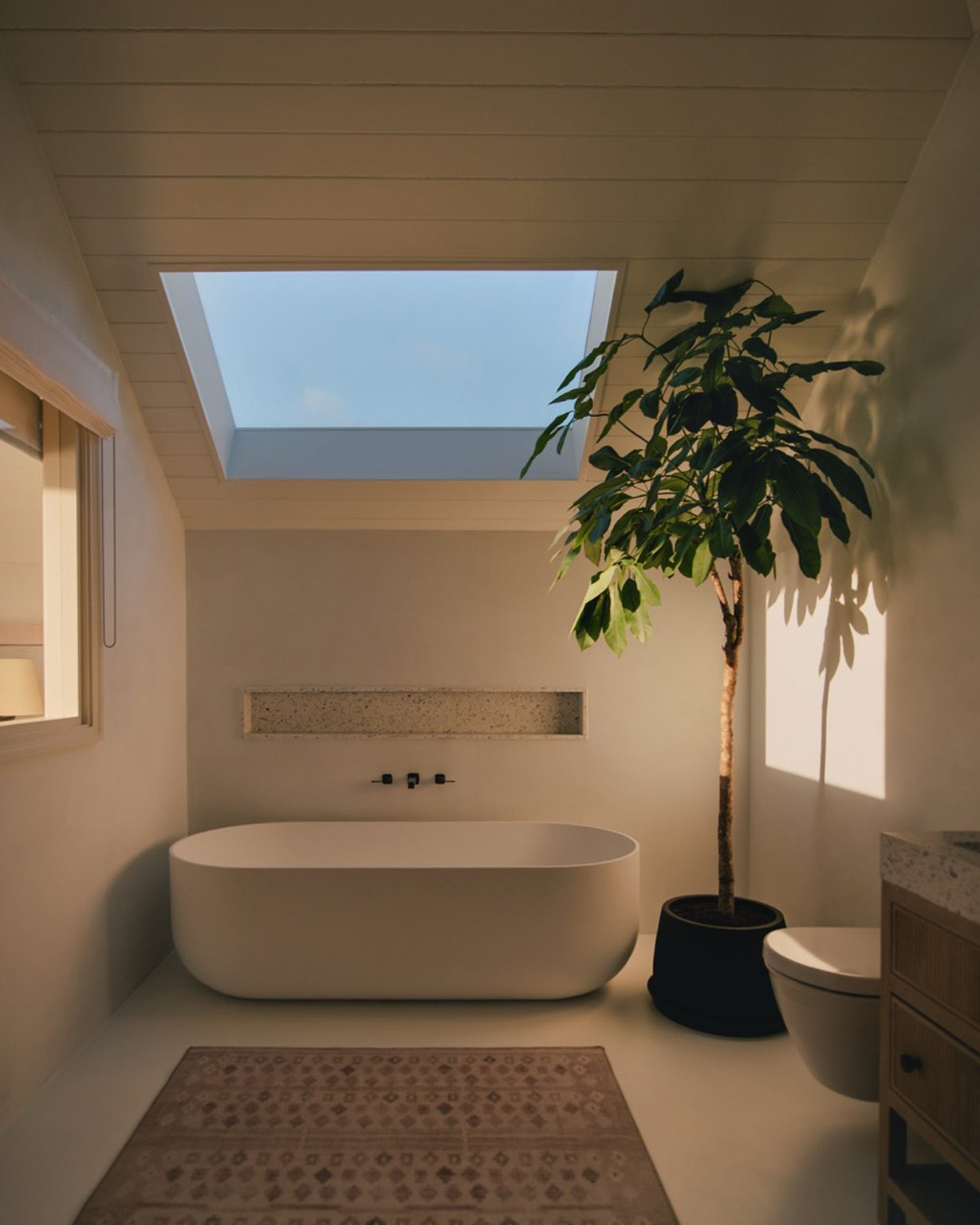 salle de bain contemporaine baignoire îlot sous velux