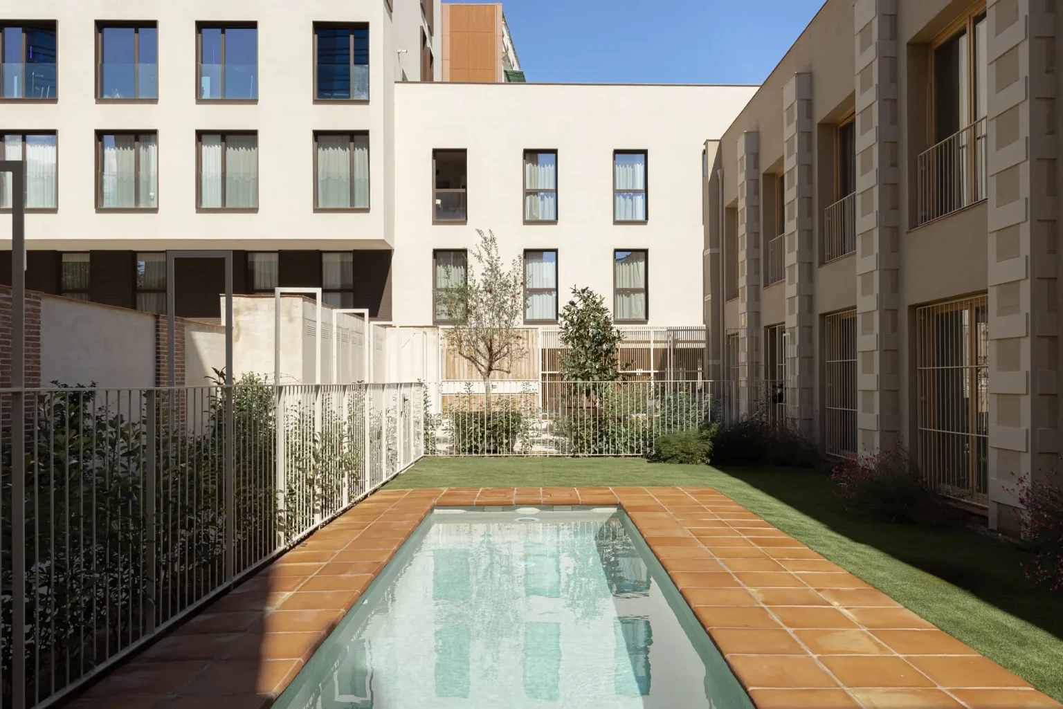 jardin avec piscine longue