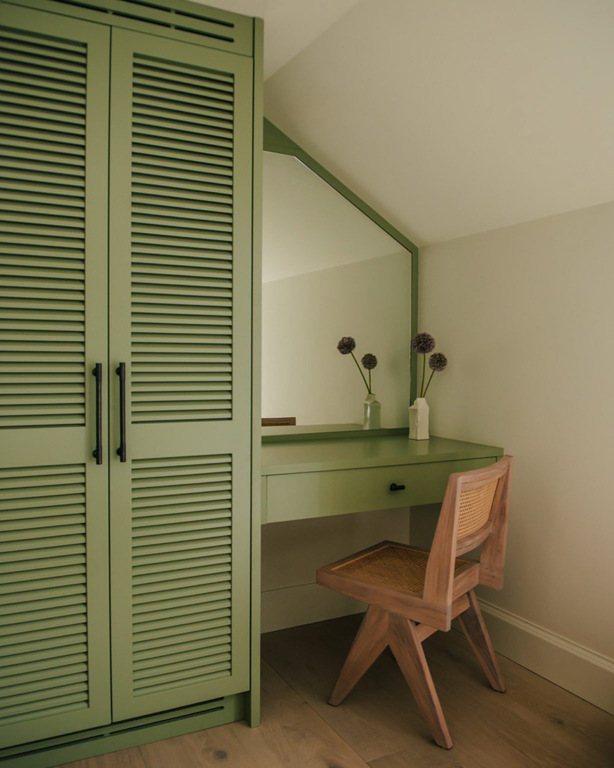 espace bureau et dressing couleur verte dans chambre mansardée