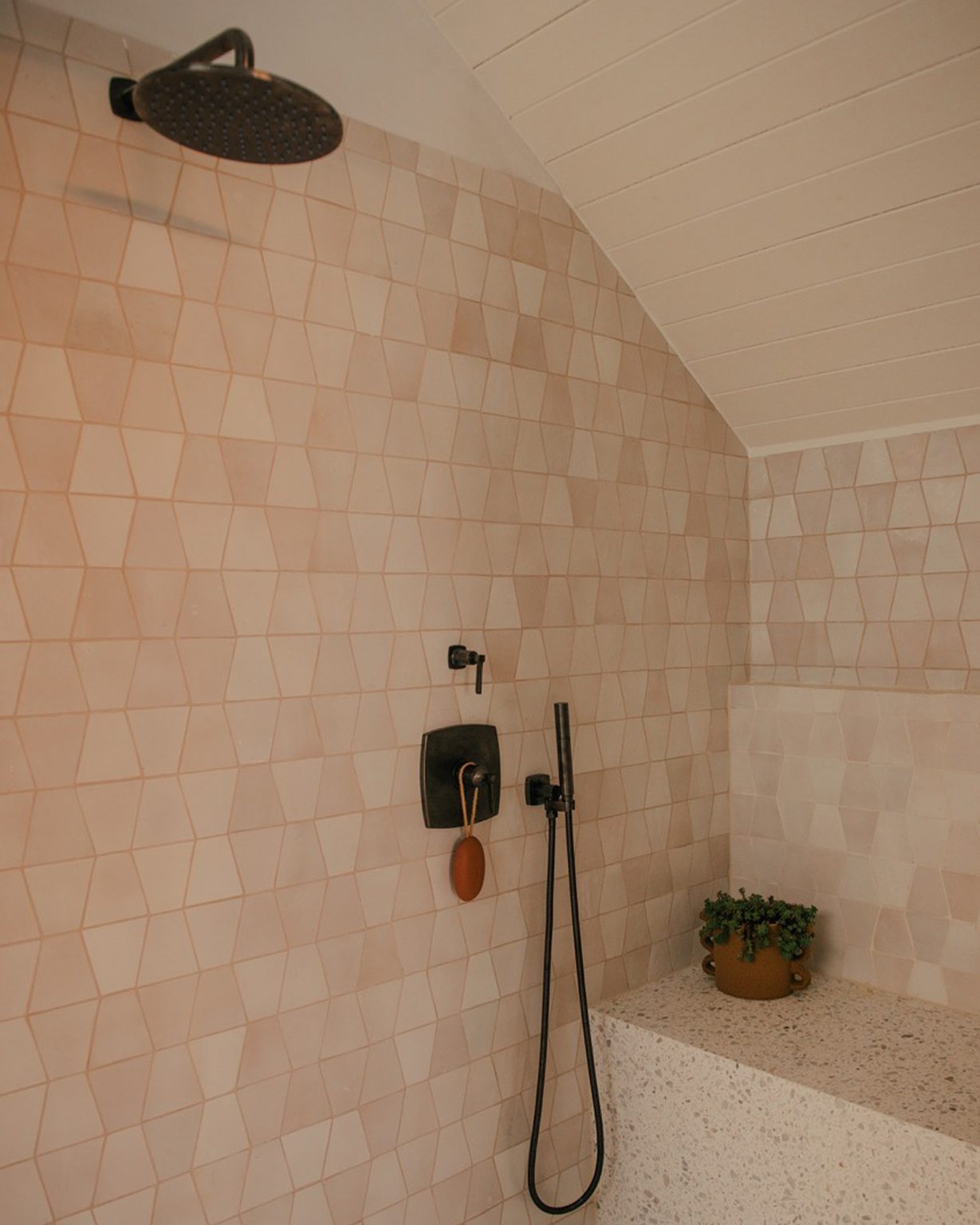 salle de bain contemporaine rose