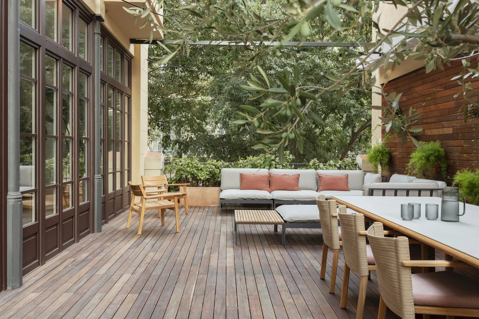 terrasse bois et jardin de ville